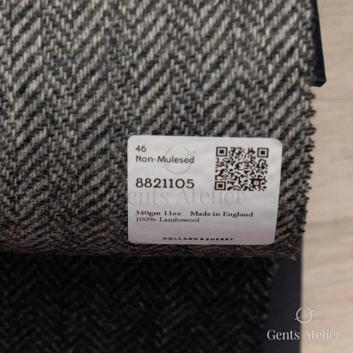 Образец ткани Holland & Sherry 8821105 с этикеткой, серый