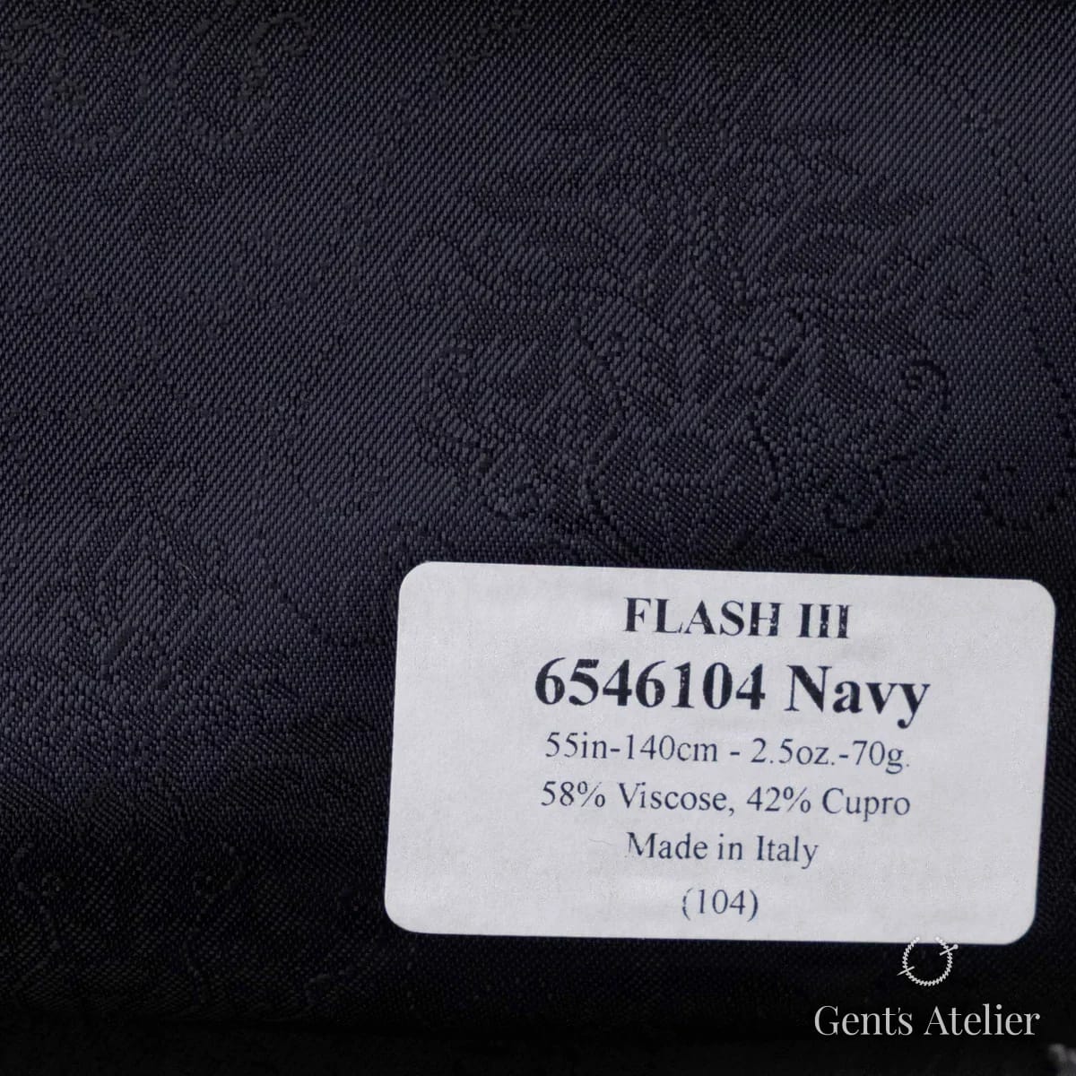 Образец ткани Huddersfield 6546104 Navy с этикеткой, тёмно-синий (Navy) тон-в-тон с акантовым узором