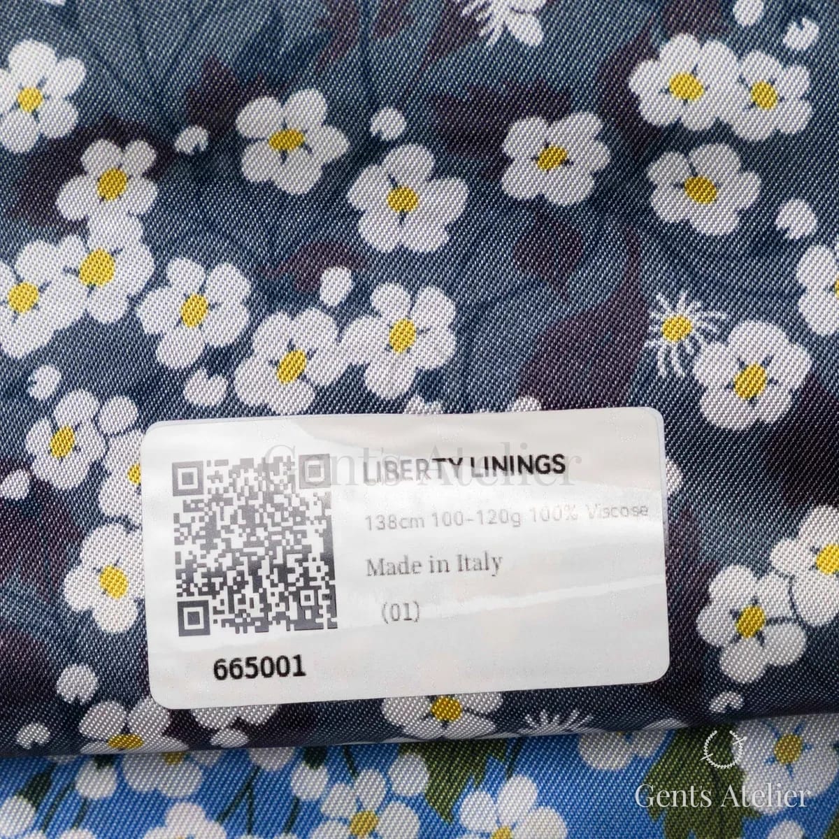 Образец ткани Huddersfield 665001 с этикеткой, тёмно-синий с белыми цветочками и жёлтой серединкой