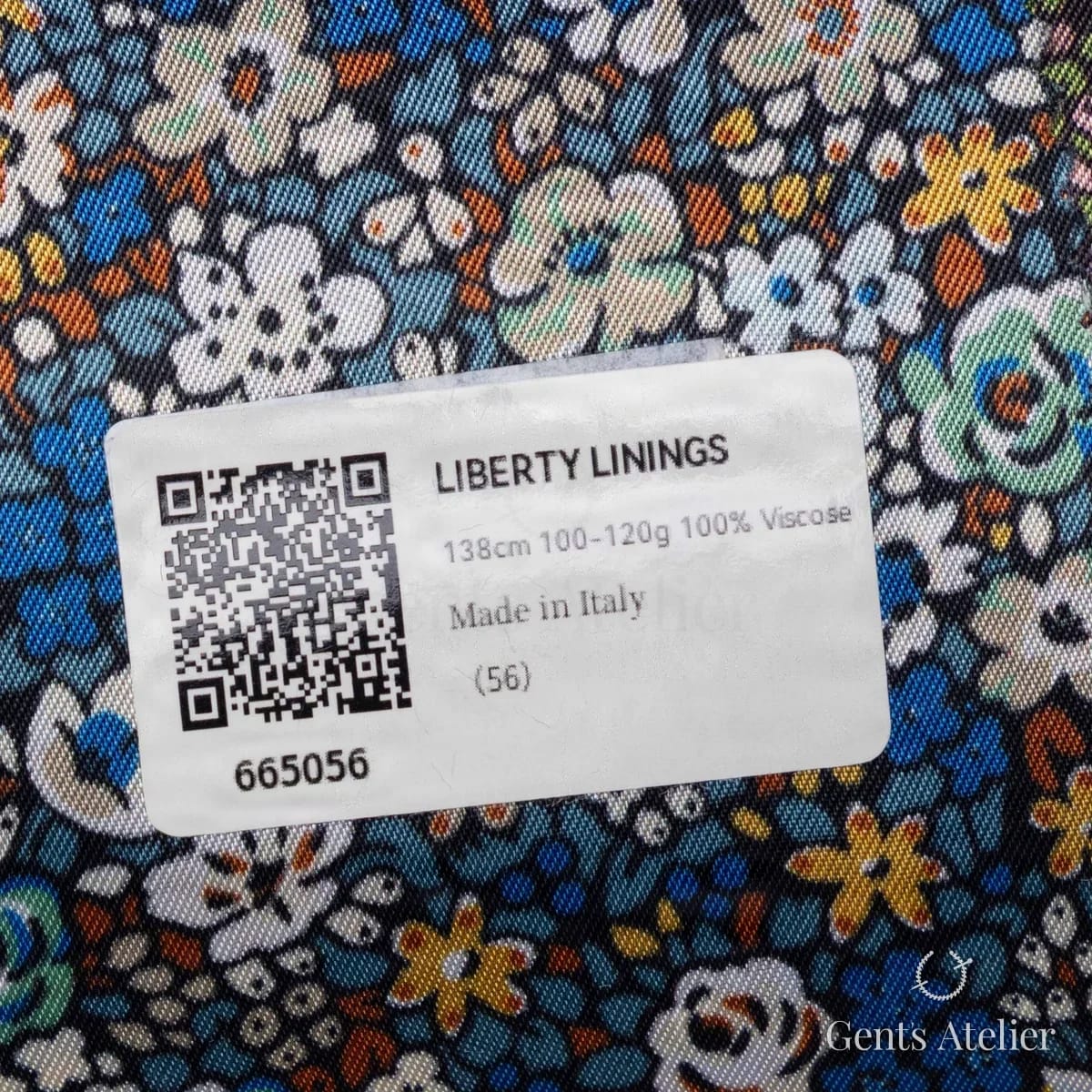 Образец ткани Huddersfield 665056 с этикеткой, тёмно-синий с бело-бирюзовым цветочным принтом