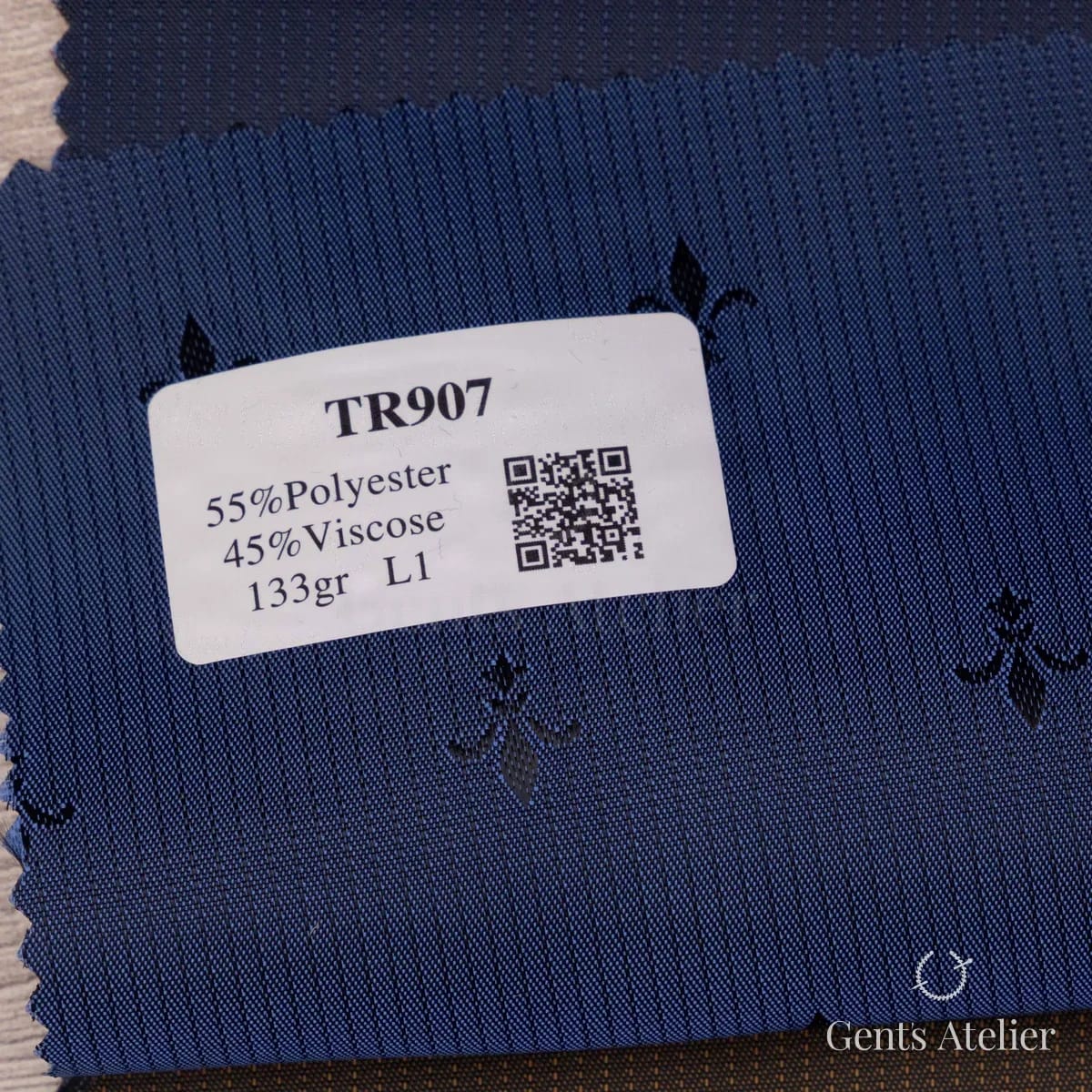 Образец ткани Linings Tone on Tone TR907 с этикеткой, тёмный сине-чёрный с голубыми лилиями