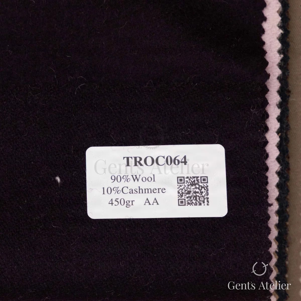 Образец ткани Coatings TROC064 с этикеткой, тёмный баклажановый