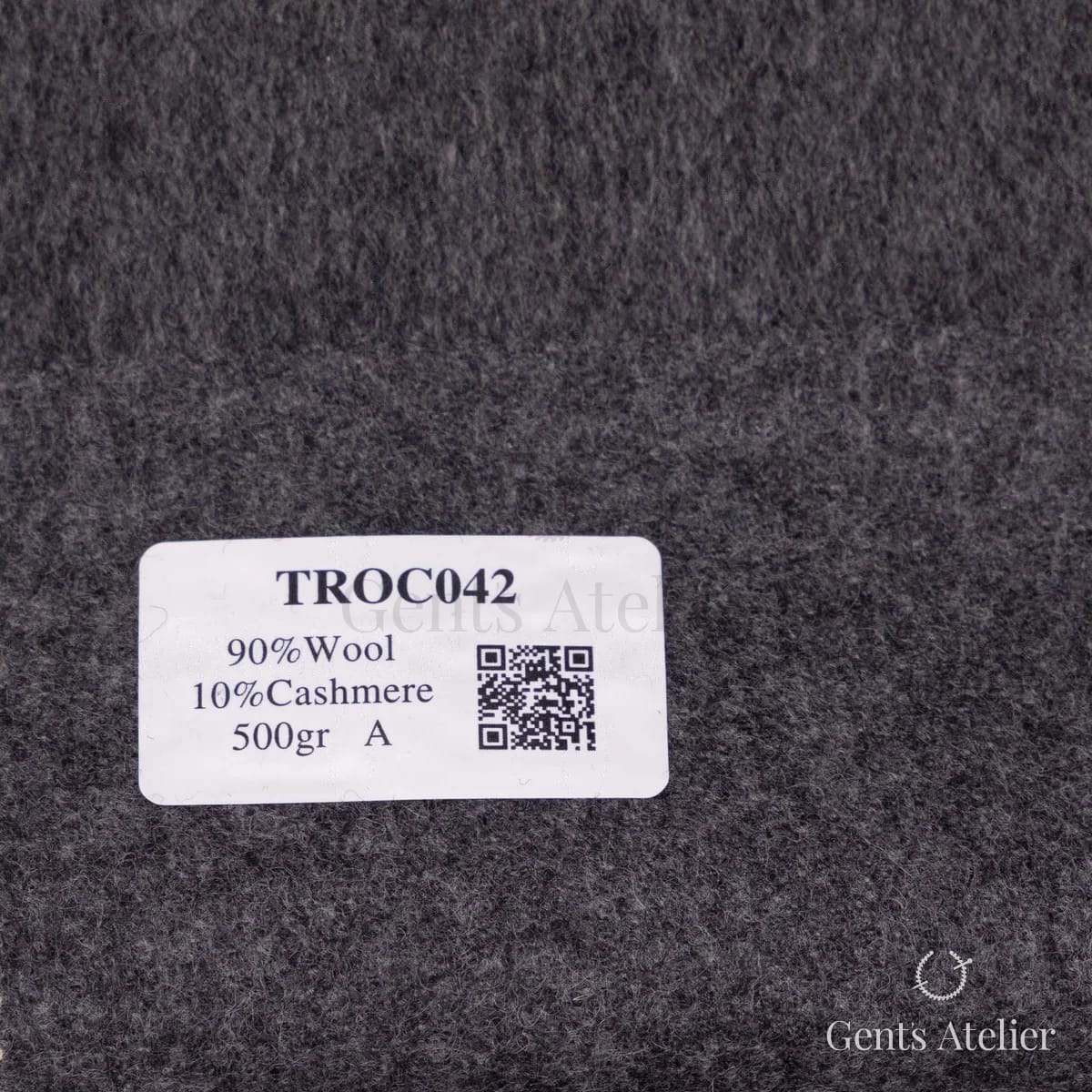 Образец ткани Coatings TROC042 с этикеткой, тёмный графитовый меланж
