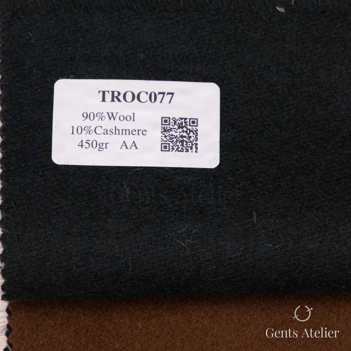 Образец ткани Coatings TROC077 с этикеткой, очень тёмный сине-зелёный