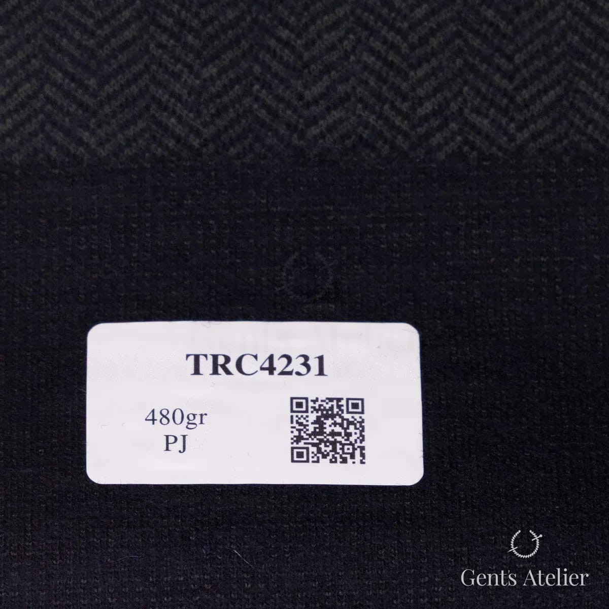 Образец ткани Soft Coats and Knits TRC4231 с этикеткой, тёмный графитово-синий с серо-зелёным зигзагом