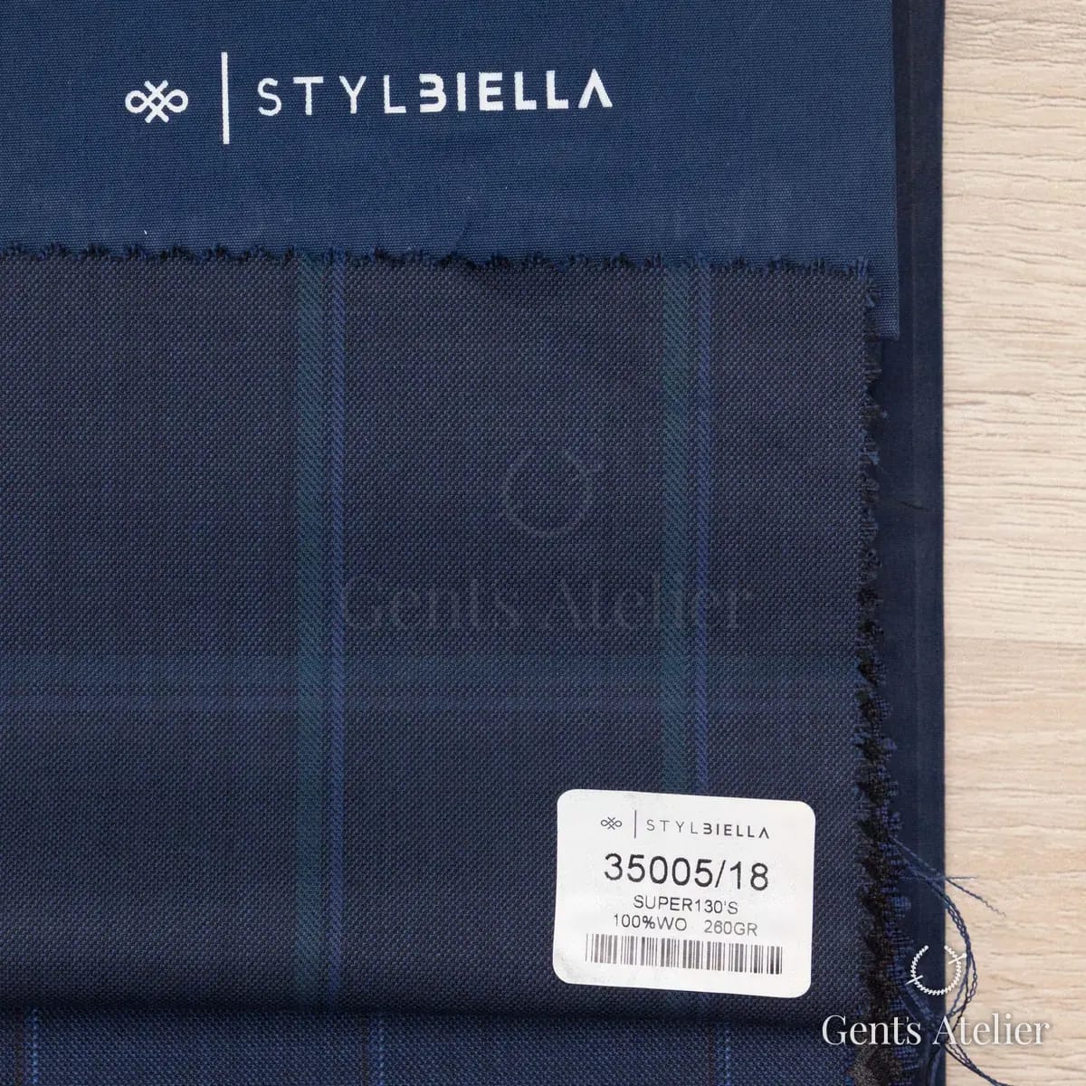 Образец ткани Stylbiella 35005/18 с этикеткой, тёмно-синий
