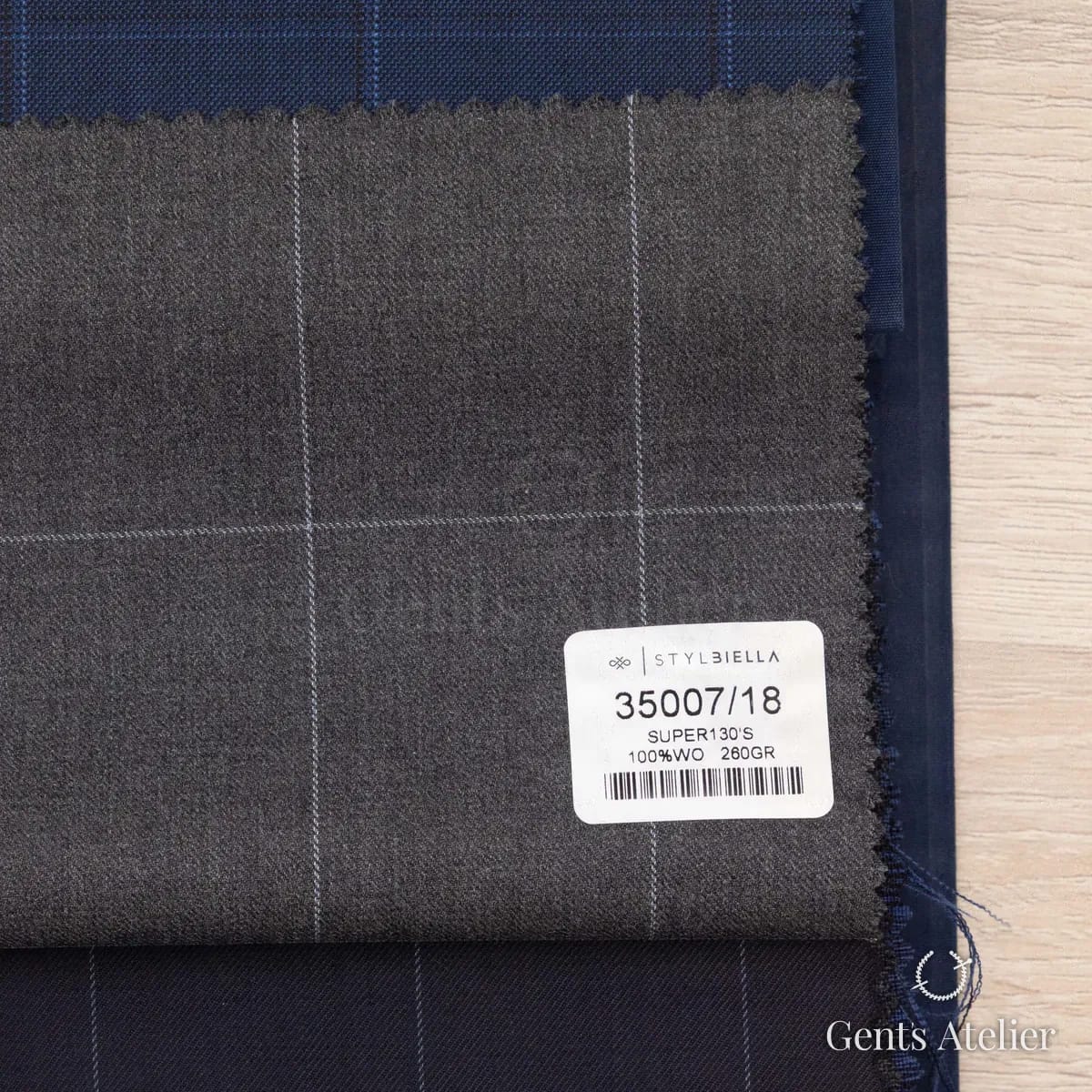 Образец ткани Stylbiella 35007/18 с этикеткой, серый