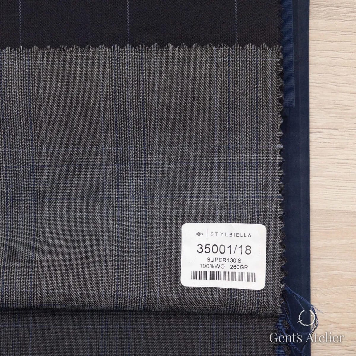 Образец ткани Stylbiella 35001/18 с этикеткой, серый