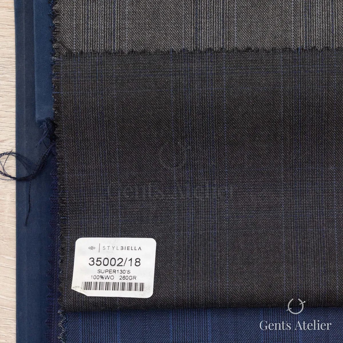 Образец ткани Stylbiella 35002/18 с этикеткой, тёмно-серый
