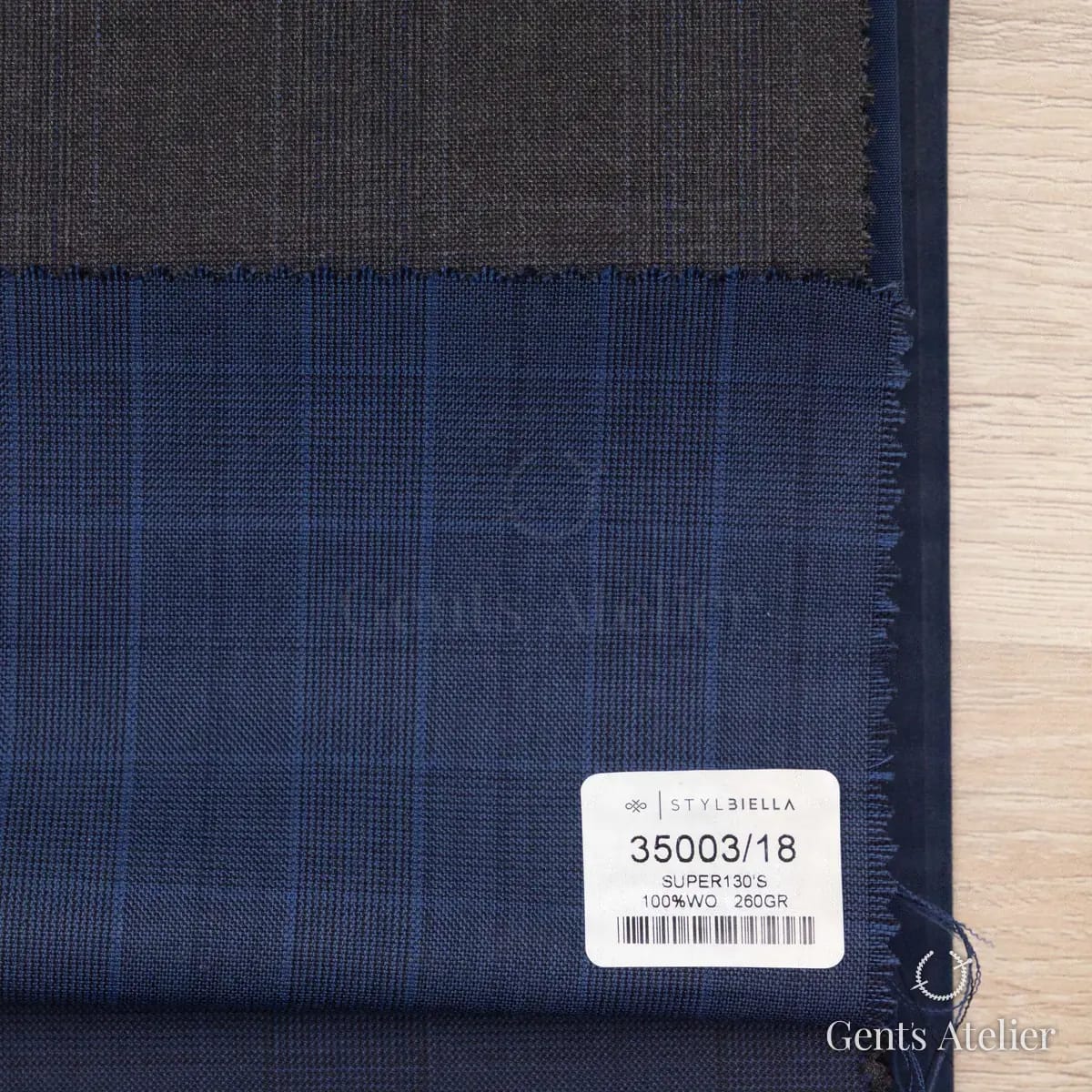 Образец ткани Stylbiella 35003/18 с этикеткой, тёмно-синий