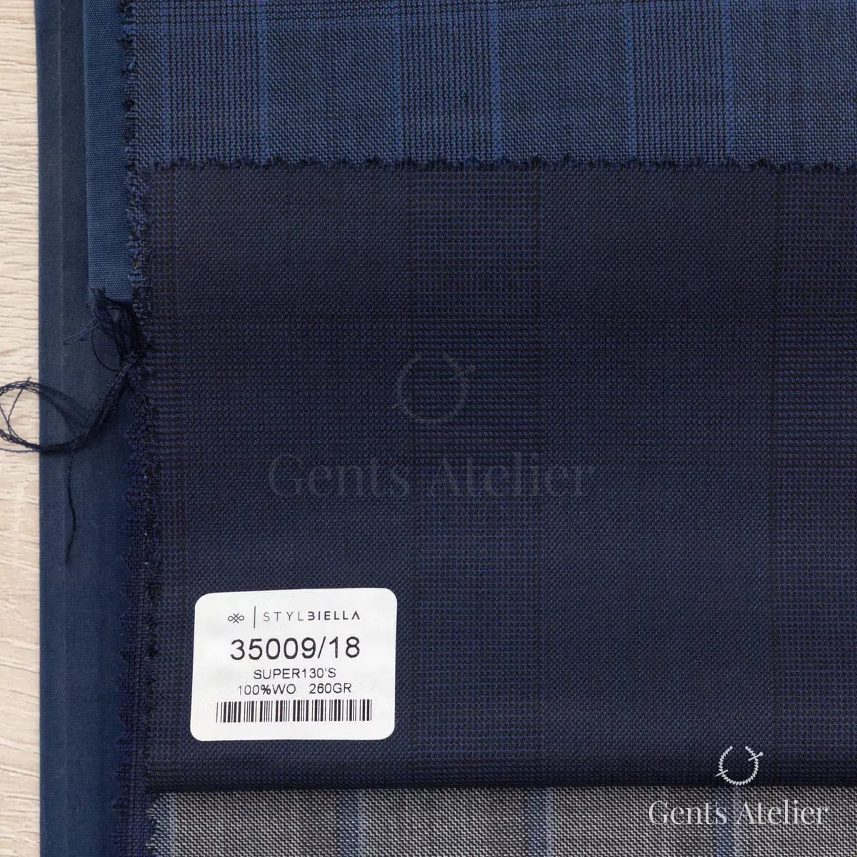 Образец ткани Stylbiella 35009/18 с этикеткой, тёмно-синий