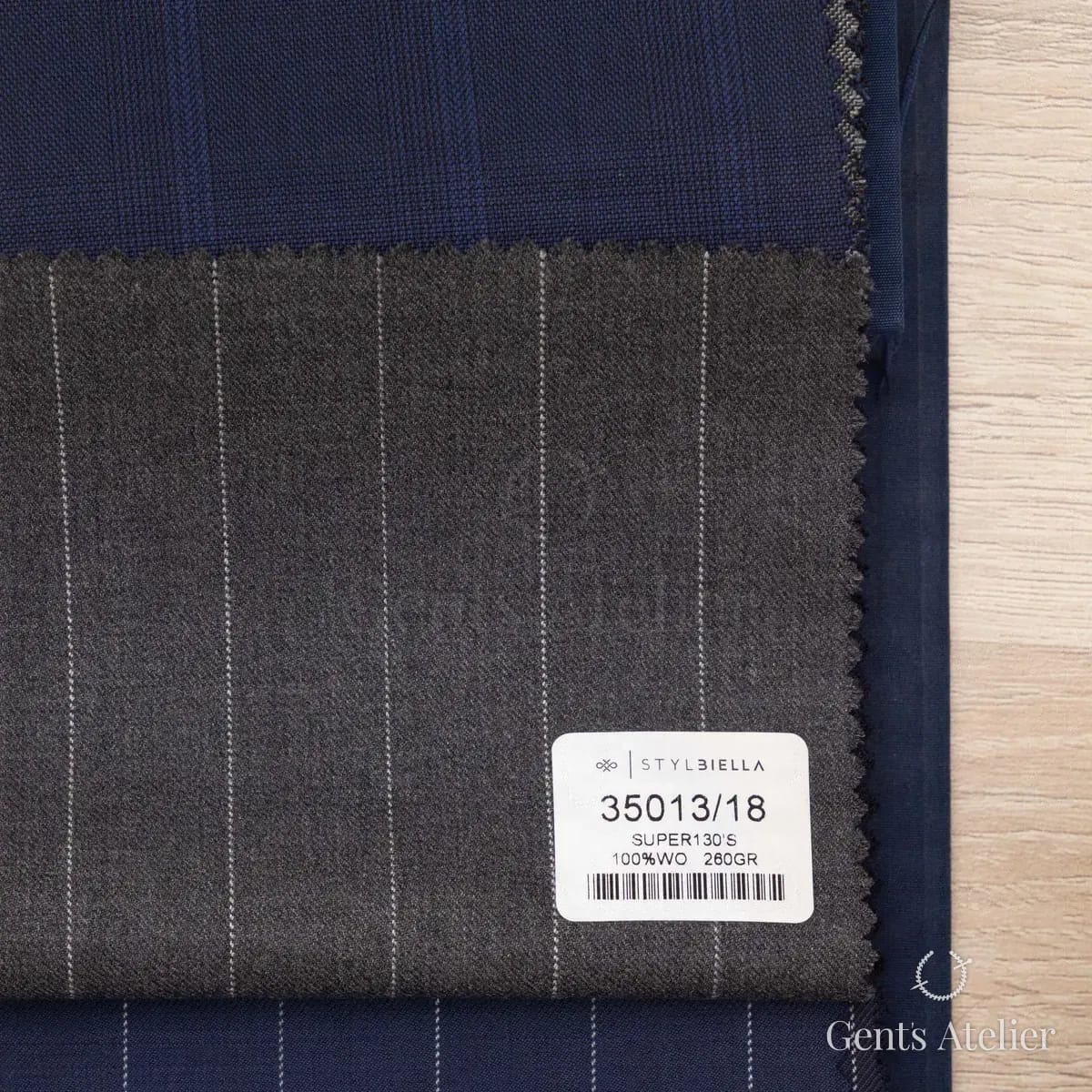 Образец ткани Stylbiella 35013/18 с этикеткой, тёмно-серый