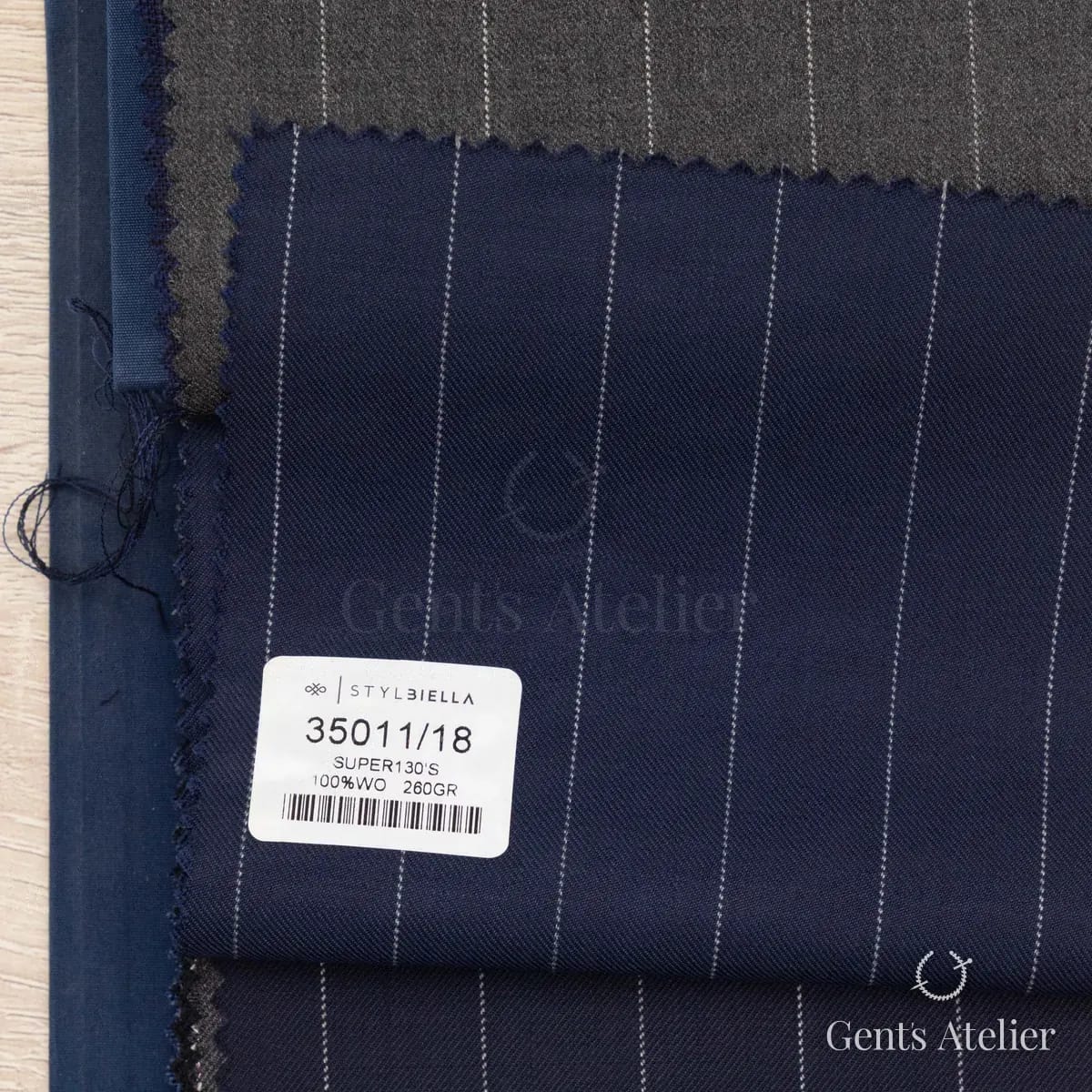 Образец ткани Stylbiella 35011/18 с этикеткой, тёмно-синий
