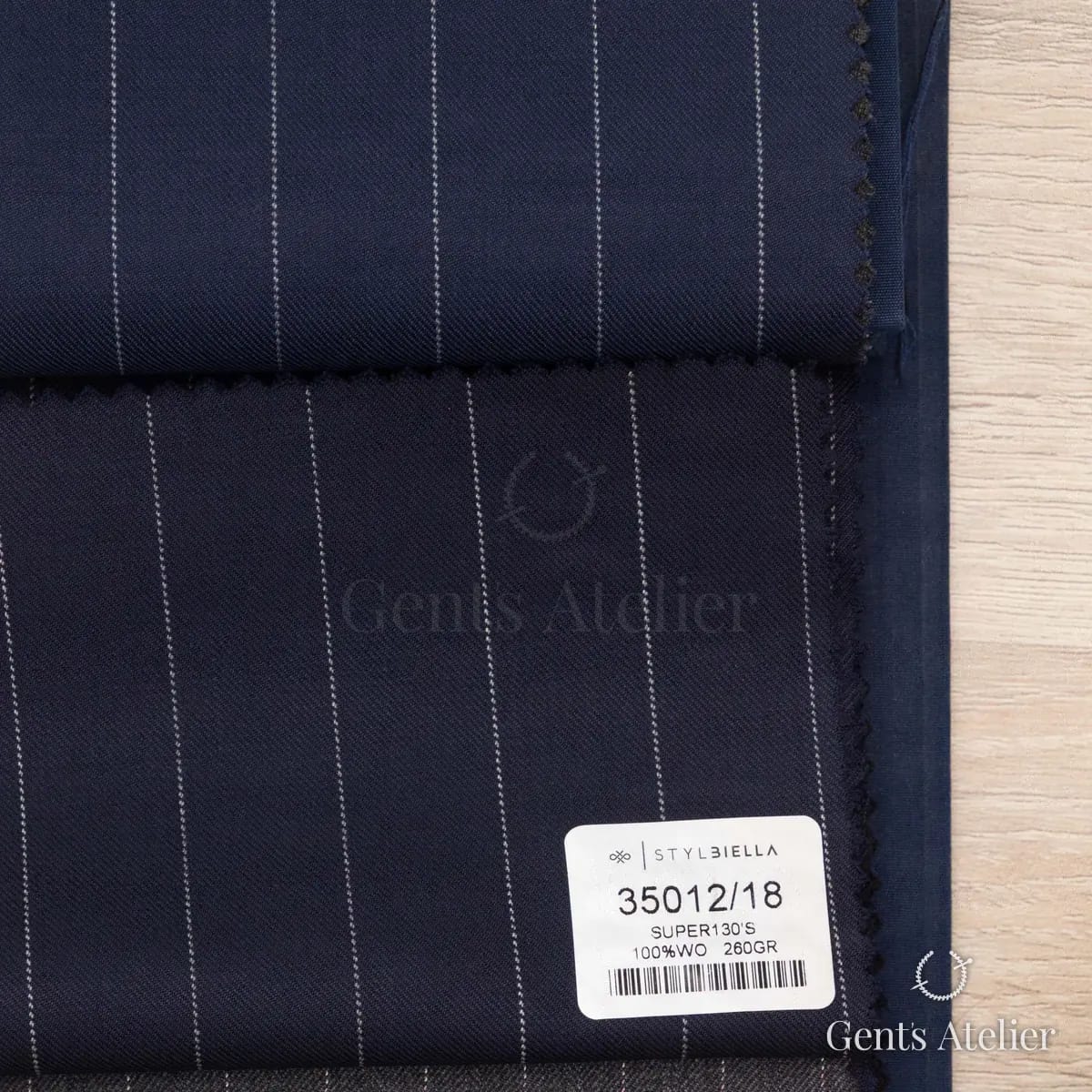 Образец ткани Stylbiella 35012/18 с этикеткой, тёмно-синий