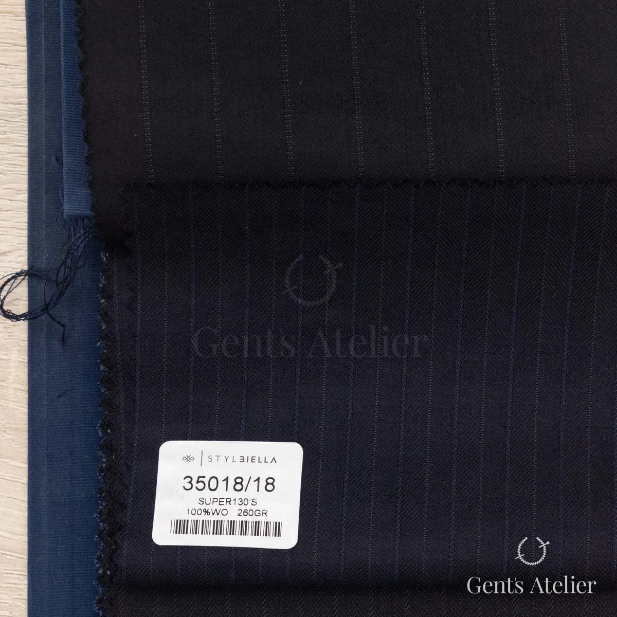 Образец ткани Stylbiella 35018/18 с этикеткой, тёмно-синий