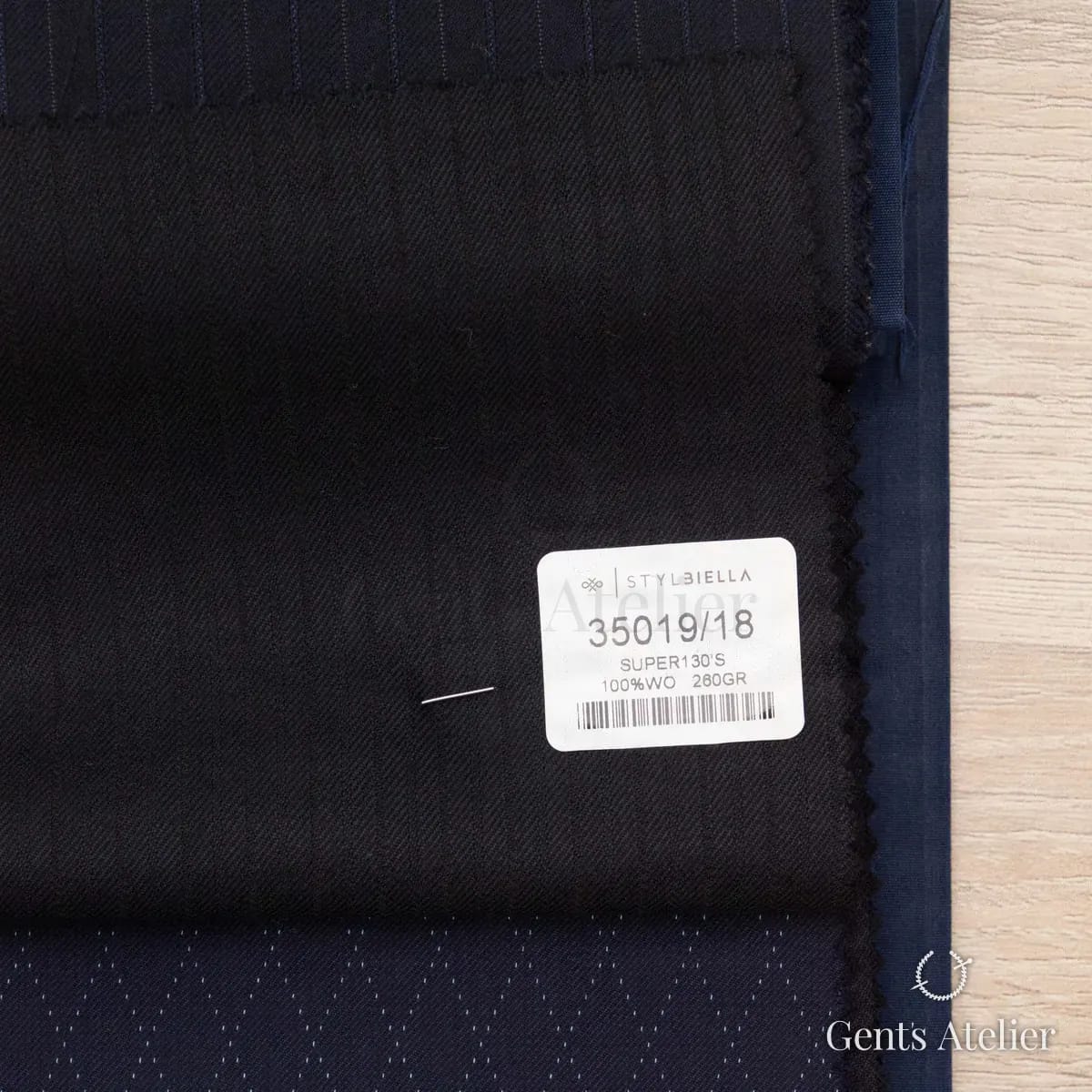 Образец ткани Stylbiella 35019/18 с этикеткой, тёмно-синий
