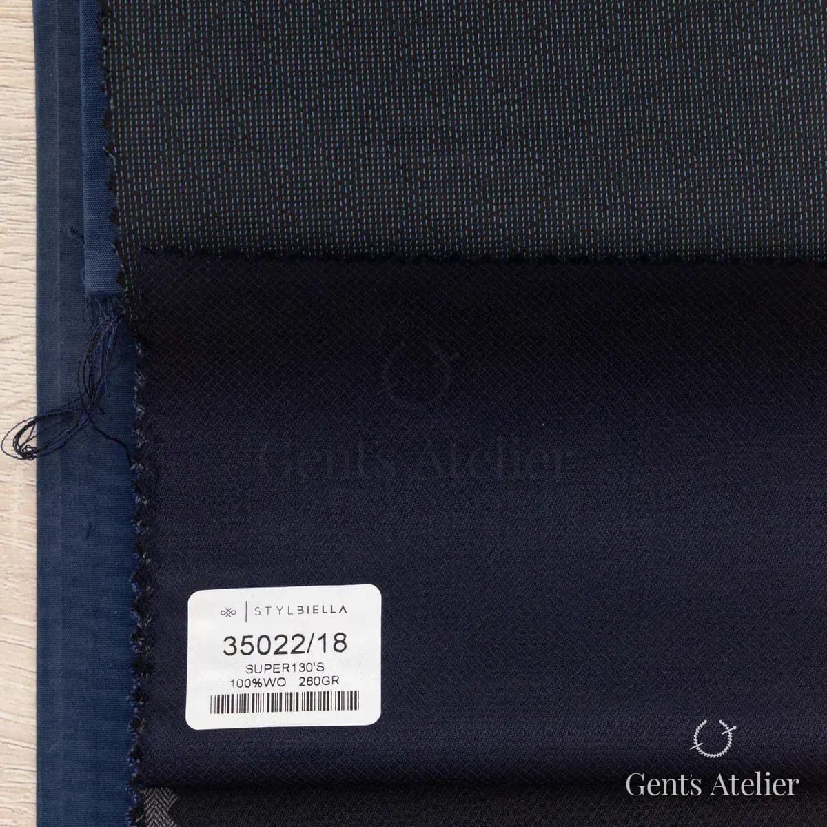 Образец ткани Stylbiella 35022/18 с этикеткой, тёмно-синий