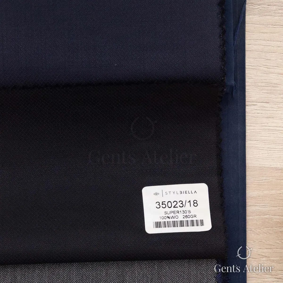 Образец ткани Stylbiella 35023/18 с этикеткой, тёмно-синий