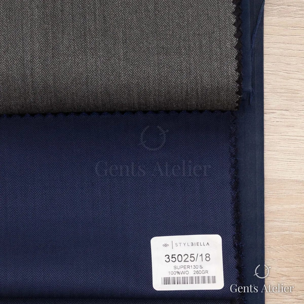 Образец ткани Stylbiella 35025/18 с этикеткой, тёмно-синий
