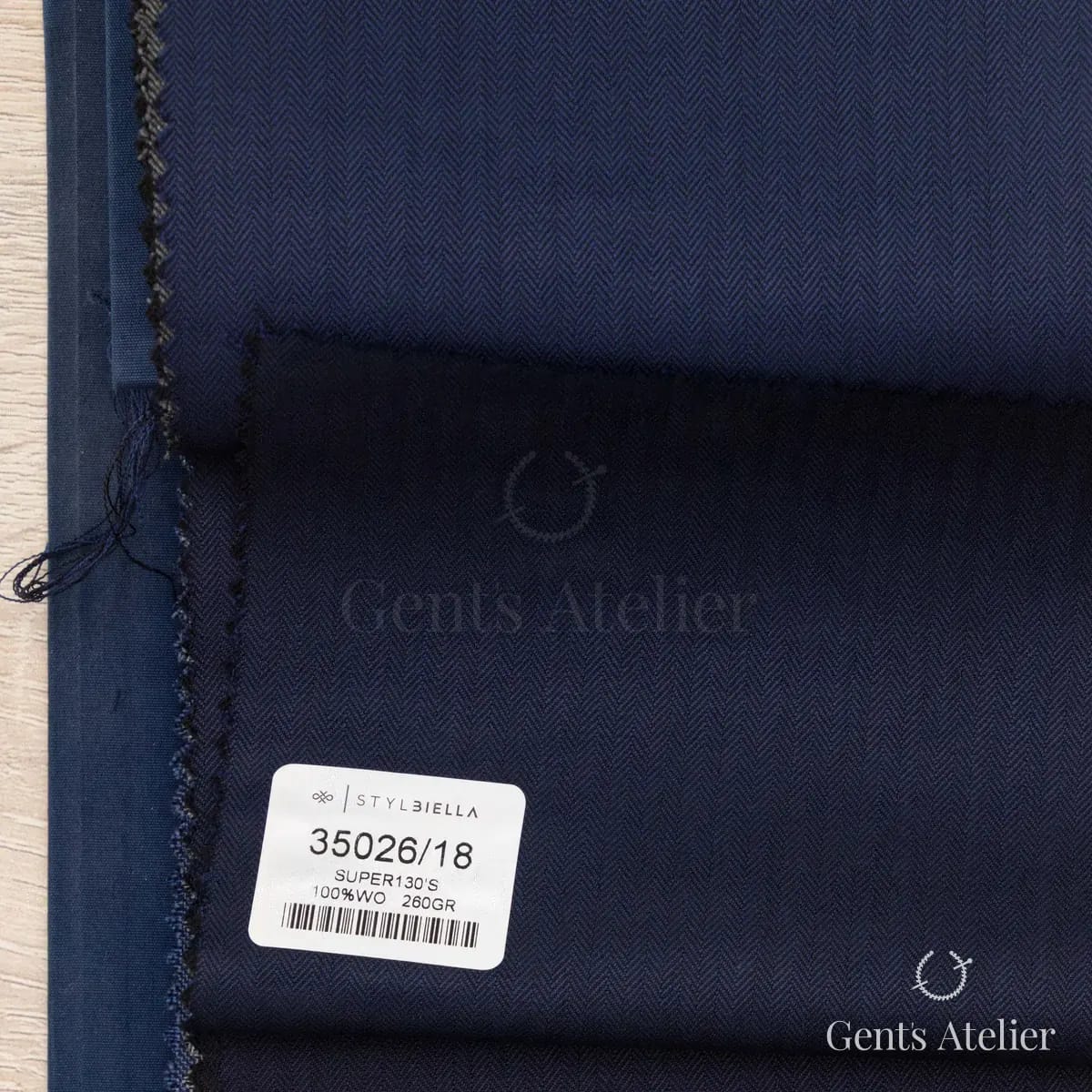 Образец ткани Stylbiella 35026/18 с этикеткой, тёмно-синий