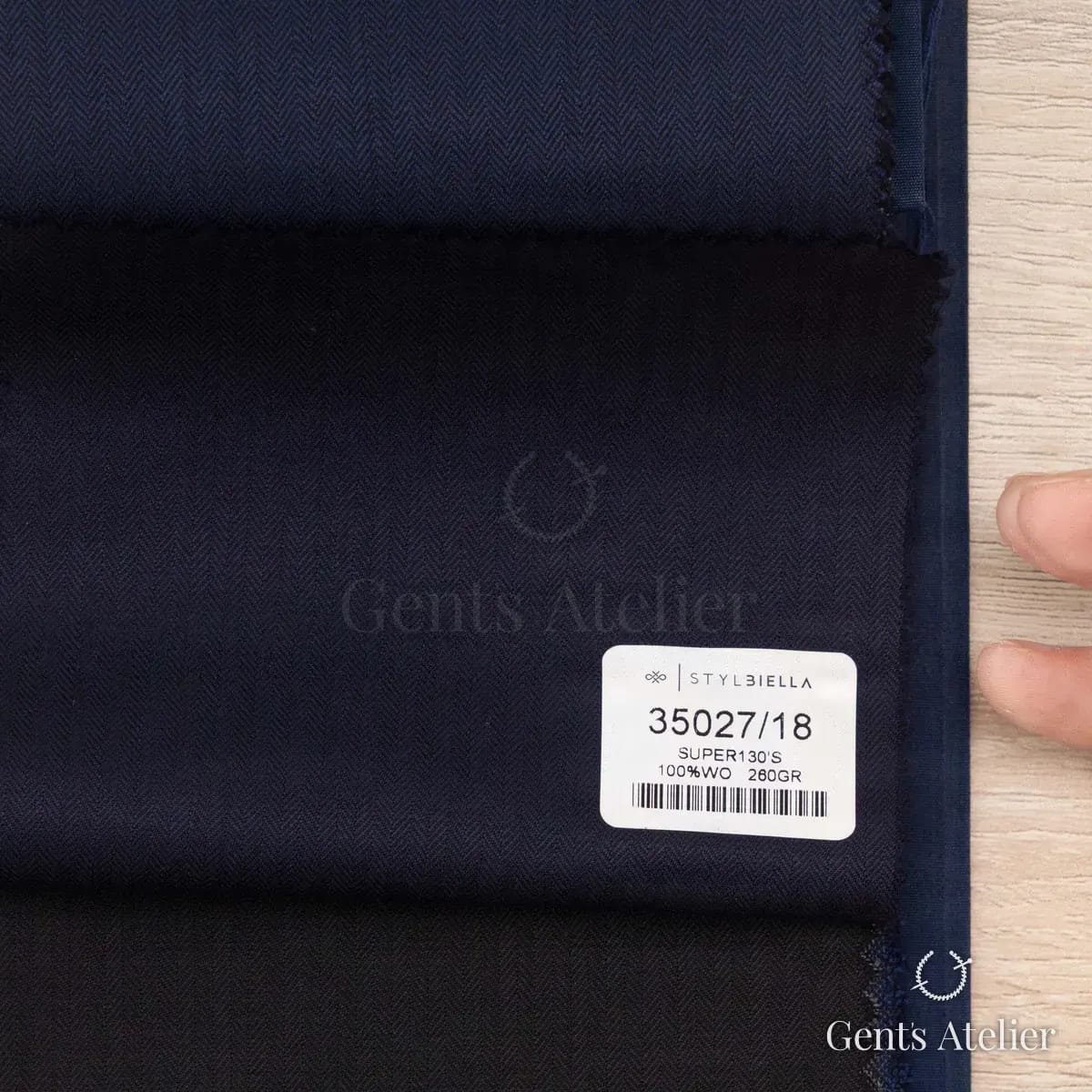 Образец ткани Stylbiella 35027/18 с этикеткой, тёмно-синий