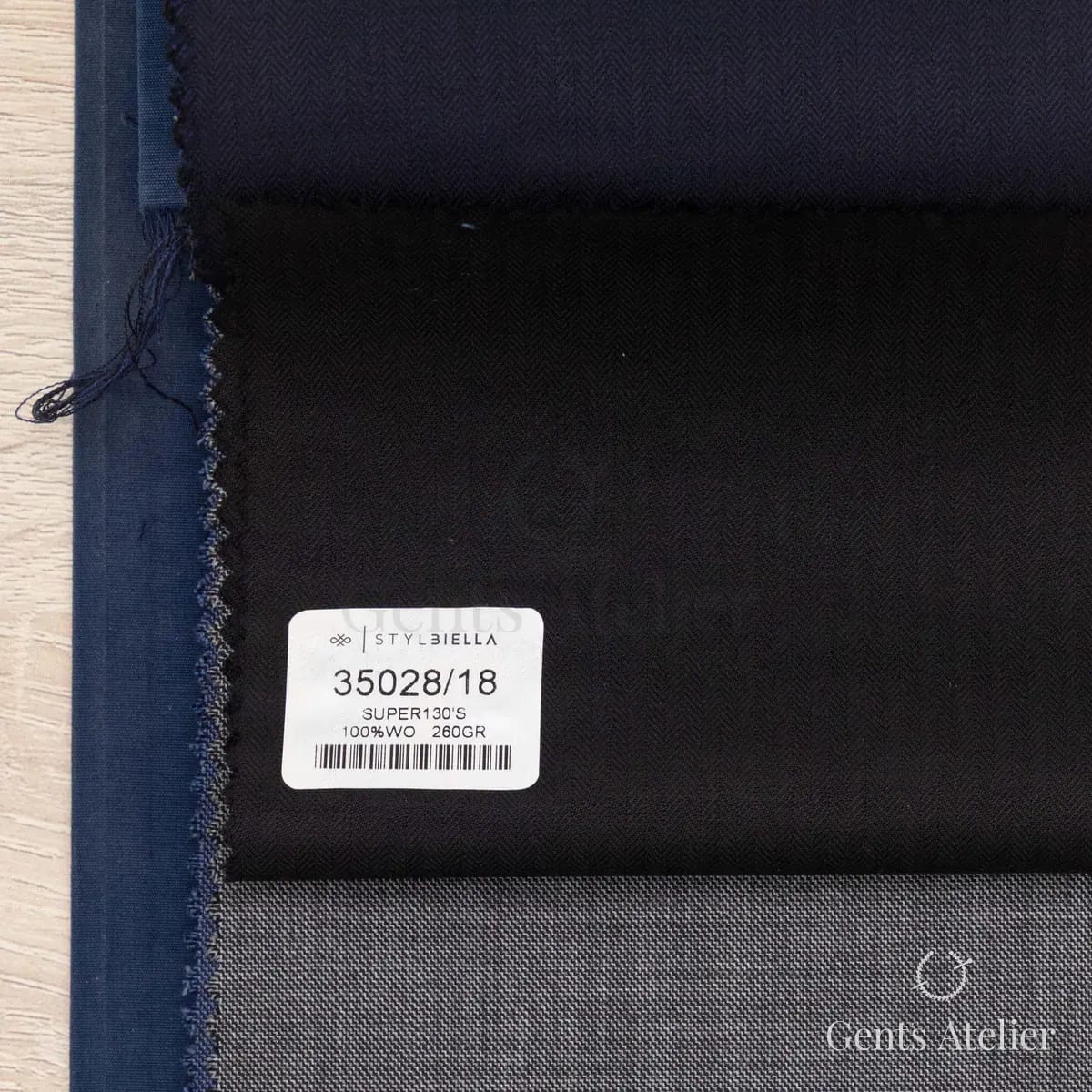 Образец ткани Stylbiella 35028/18 с этикеткой, чёрный