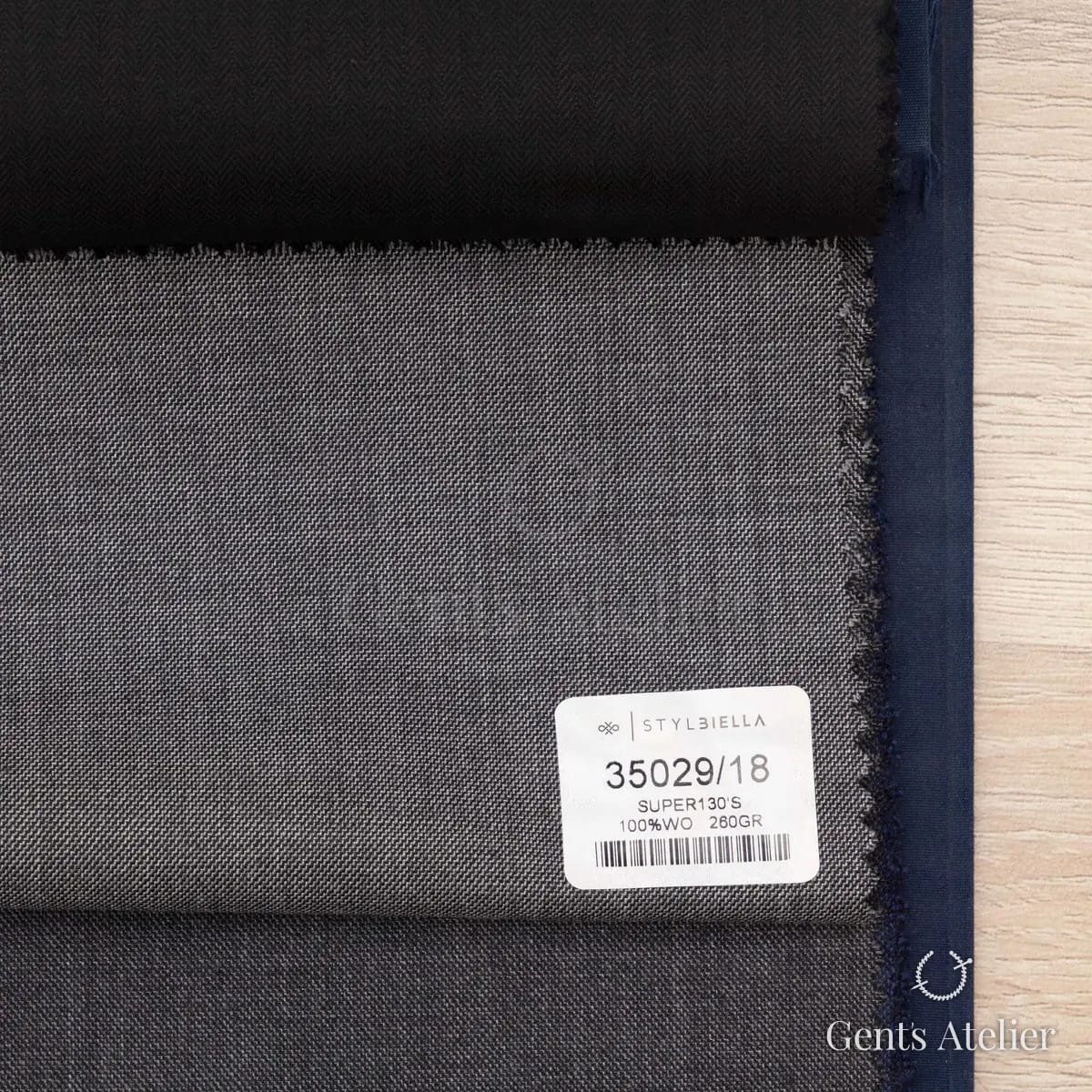Образец ткани Stylbiella 35029/18 с этикеткой, серый