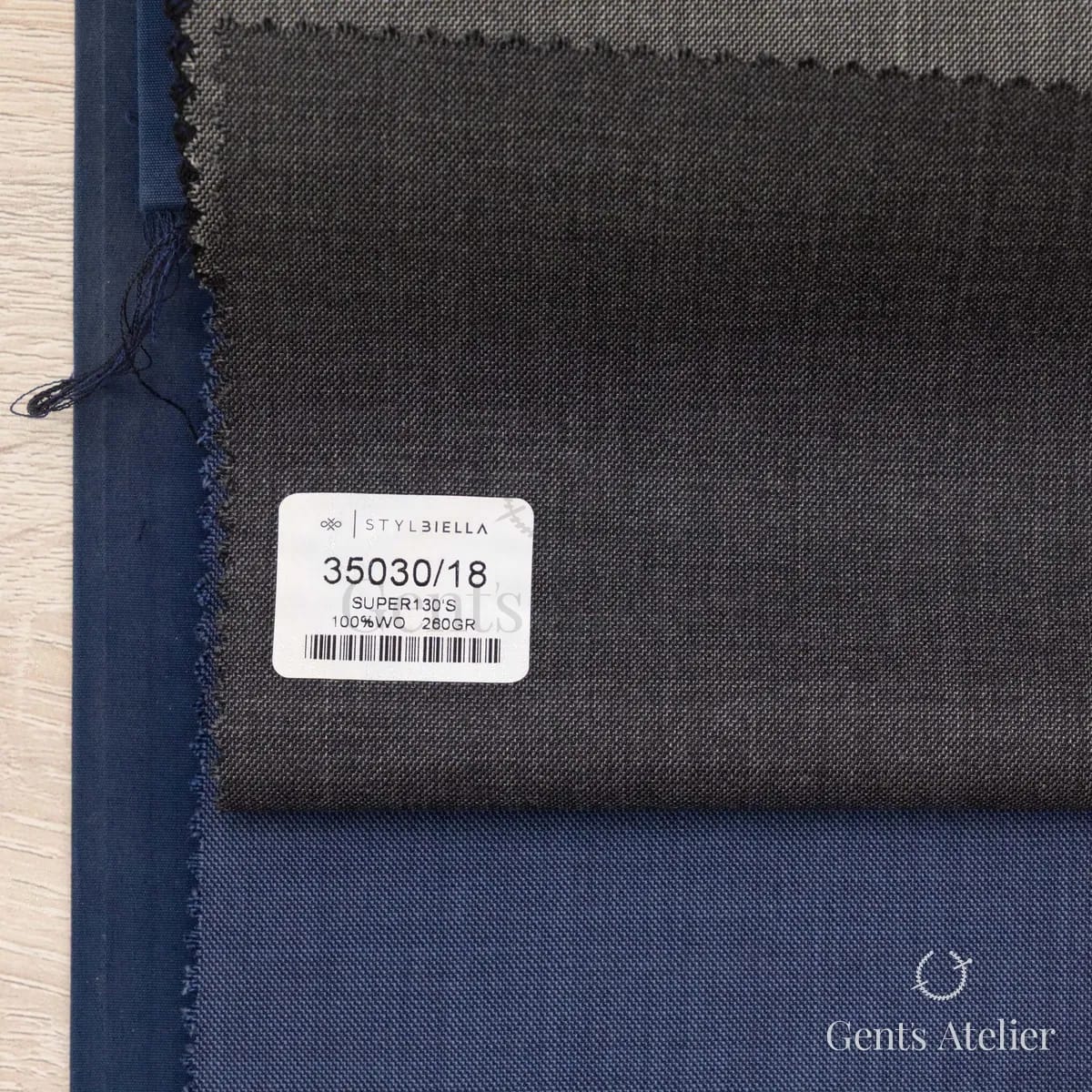 Образец ткани Stylbiella 35030/18 с этикеткой, тёмно-серый