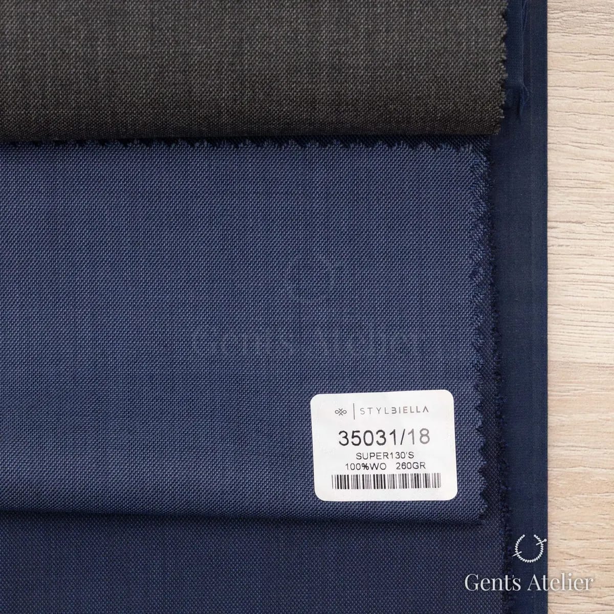 Образец ткани Stylbiella 35031/18 с этикеткой, синий