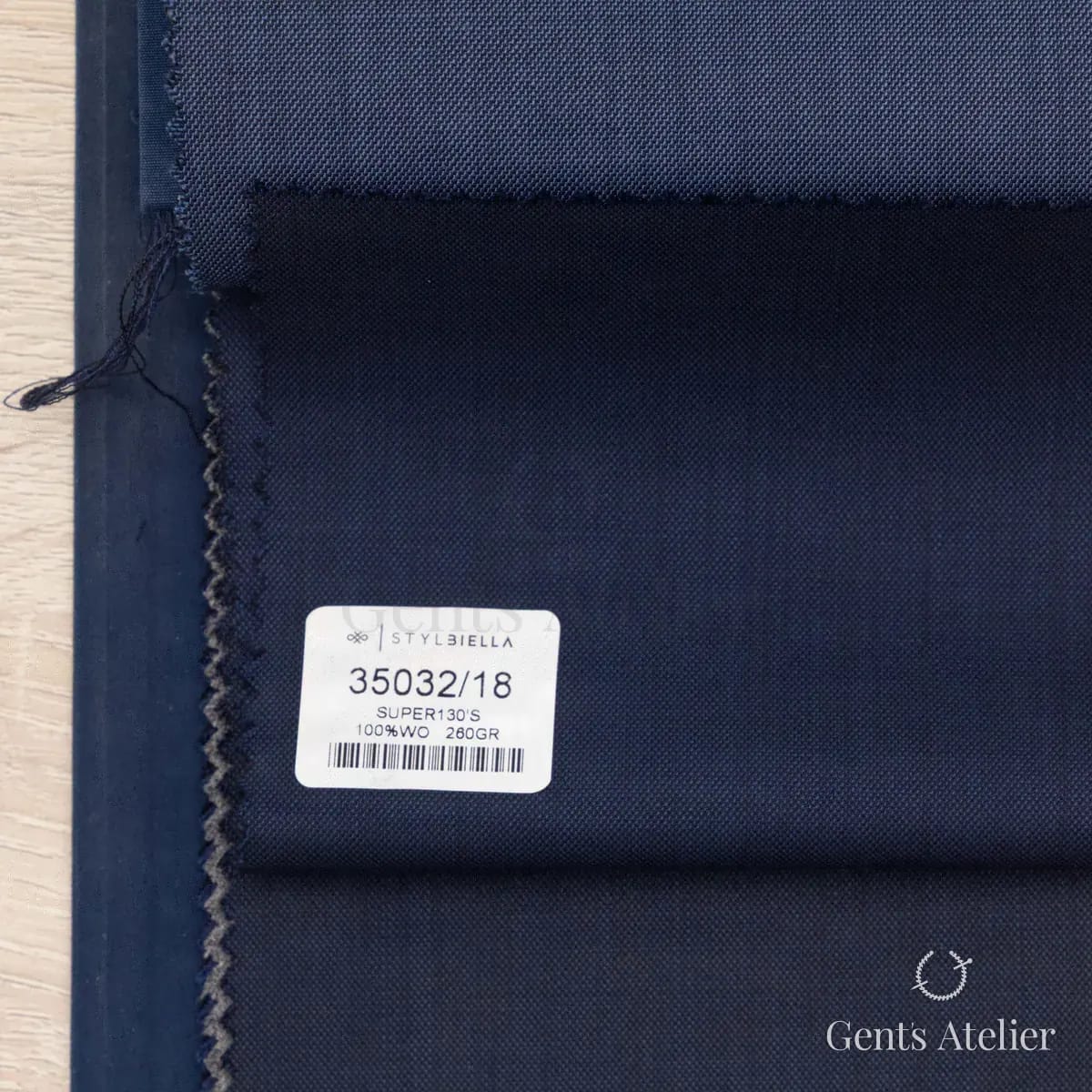 Образец ткани Stylbiella 35032/18 с этикеткой, тёмно-синий