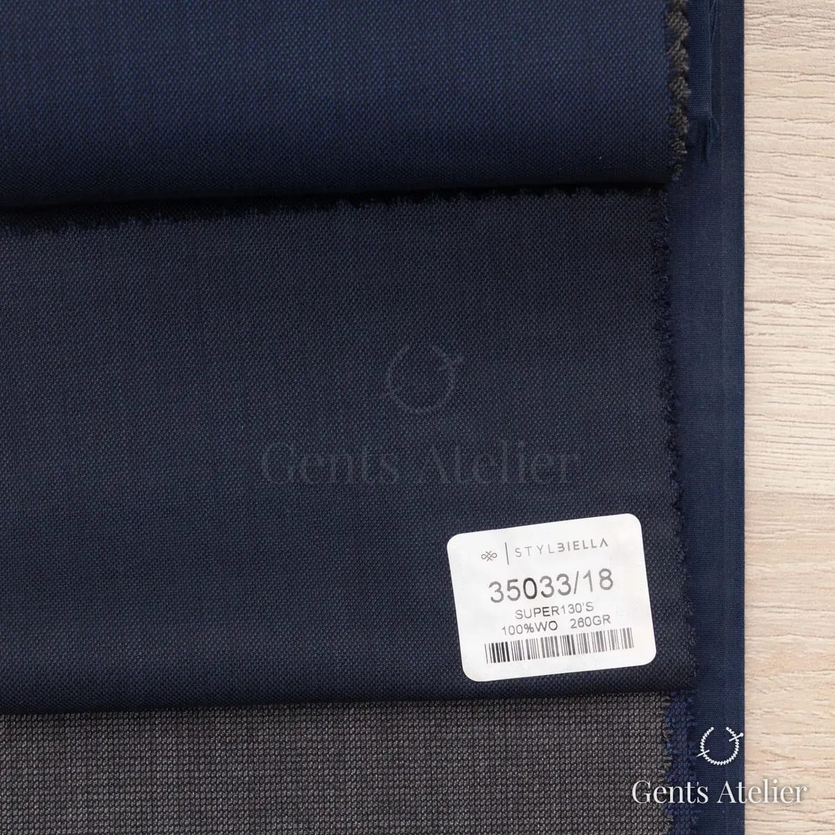 Образец ткани Stylbiella 35033/18 с этикеткой, тёмно-синий