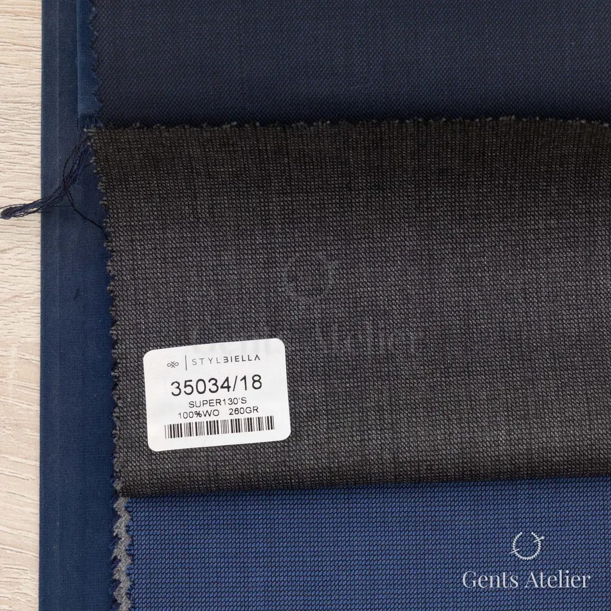 Образец ткани Stylbiella 35034/18 с этикеткой, серый