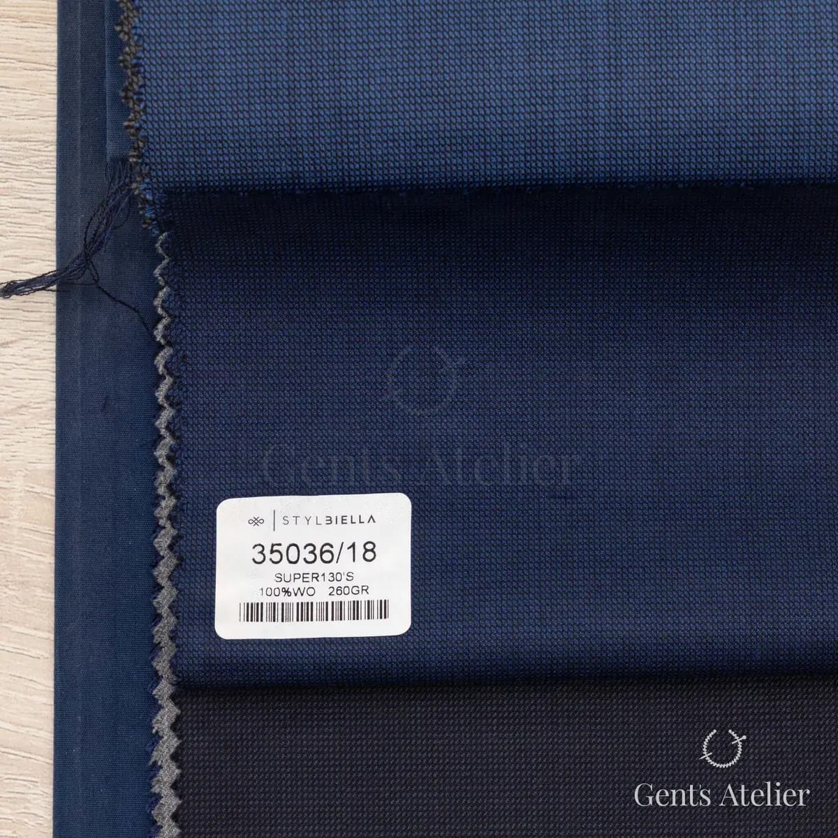 Образец ткани Stylbiella 35036/18 с этикеткой, тёмно-синий