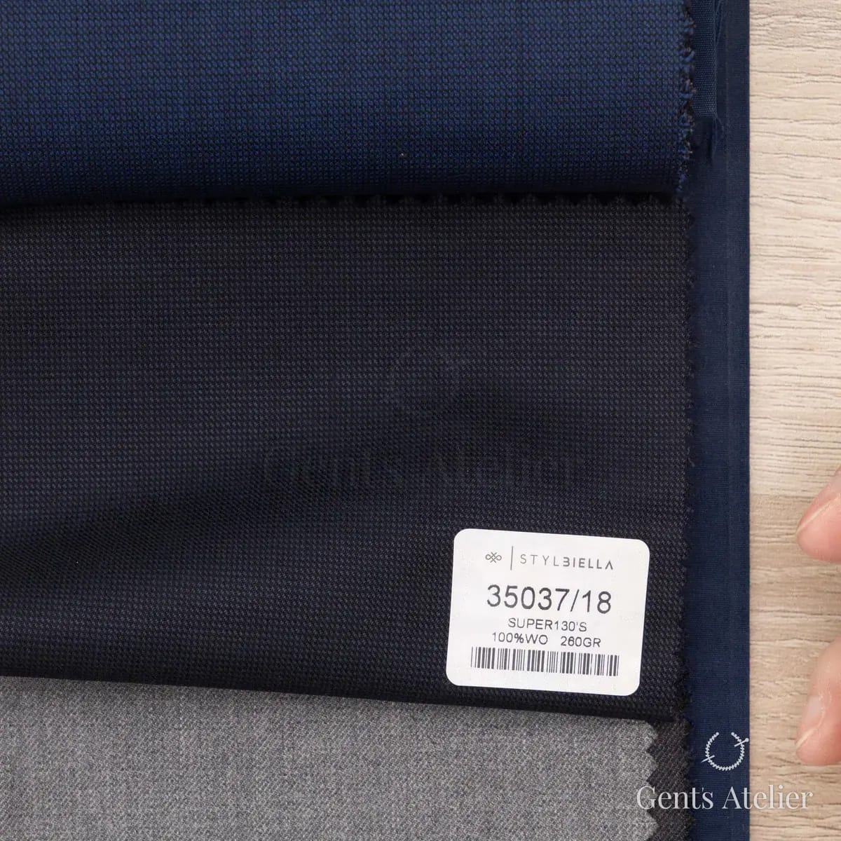 Образец ткани Stylbiella 35037/18 с этикеткой, тёмно-синий