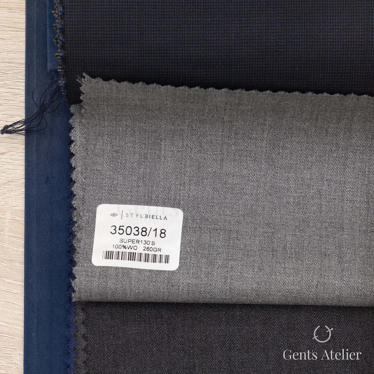 Образец ткани Stylbiella 35038/18 с этикеткой, средне-серый