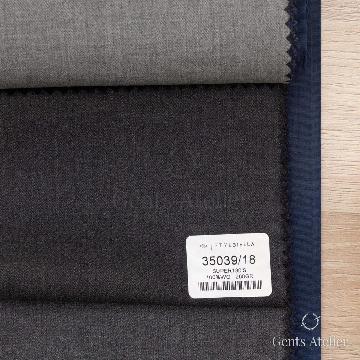 Образец ткани Stylbiella 35039/18 с этикеткой, тёмно-серый