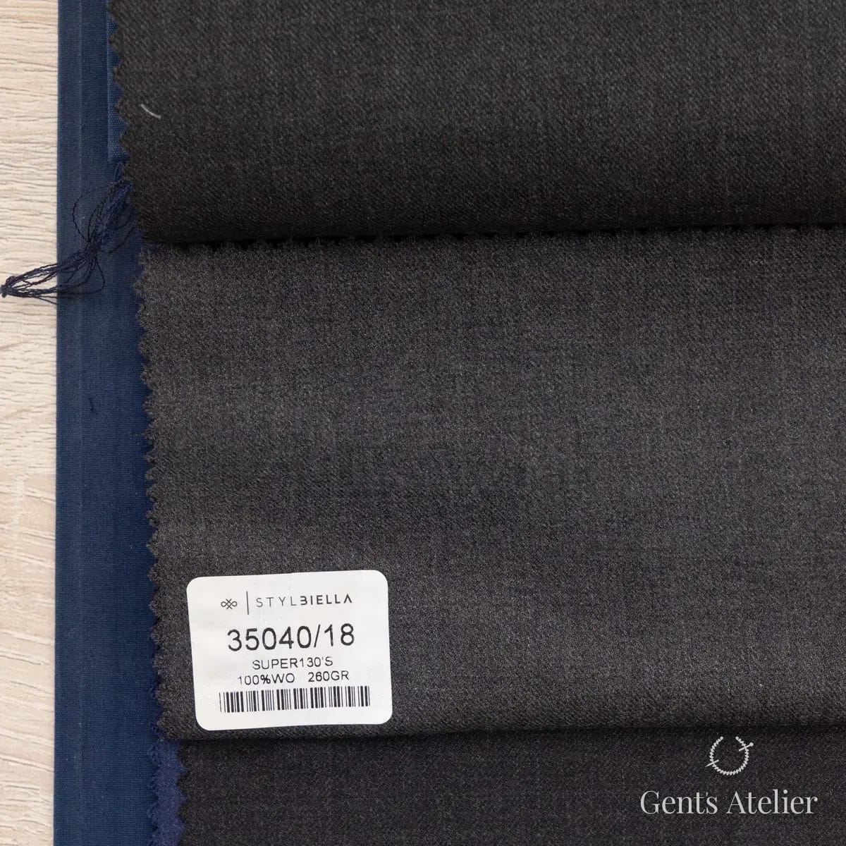 Образец ткани Stylbiella 35040/18 с этикеткой, тёмно-серый