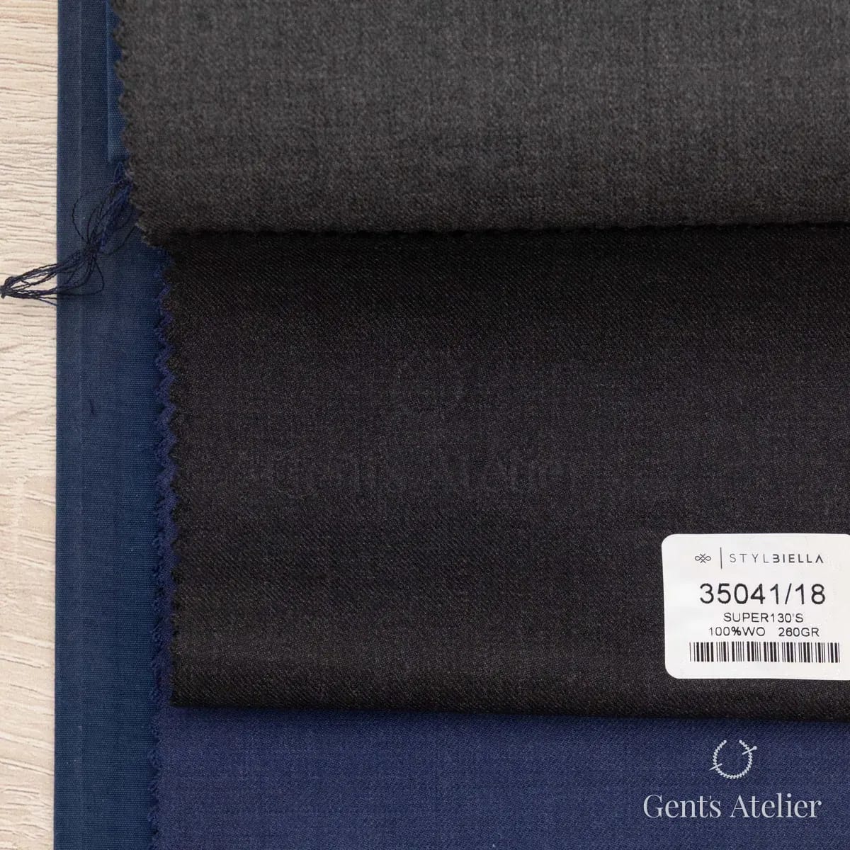 Образец ткани Stylbiella 35041/18 с этикеткой, тёмно-синий