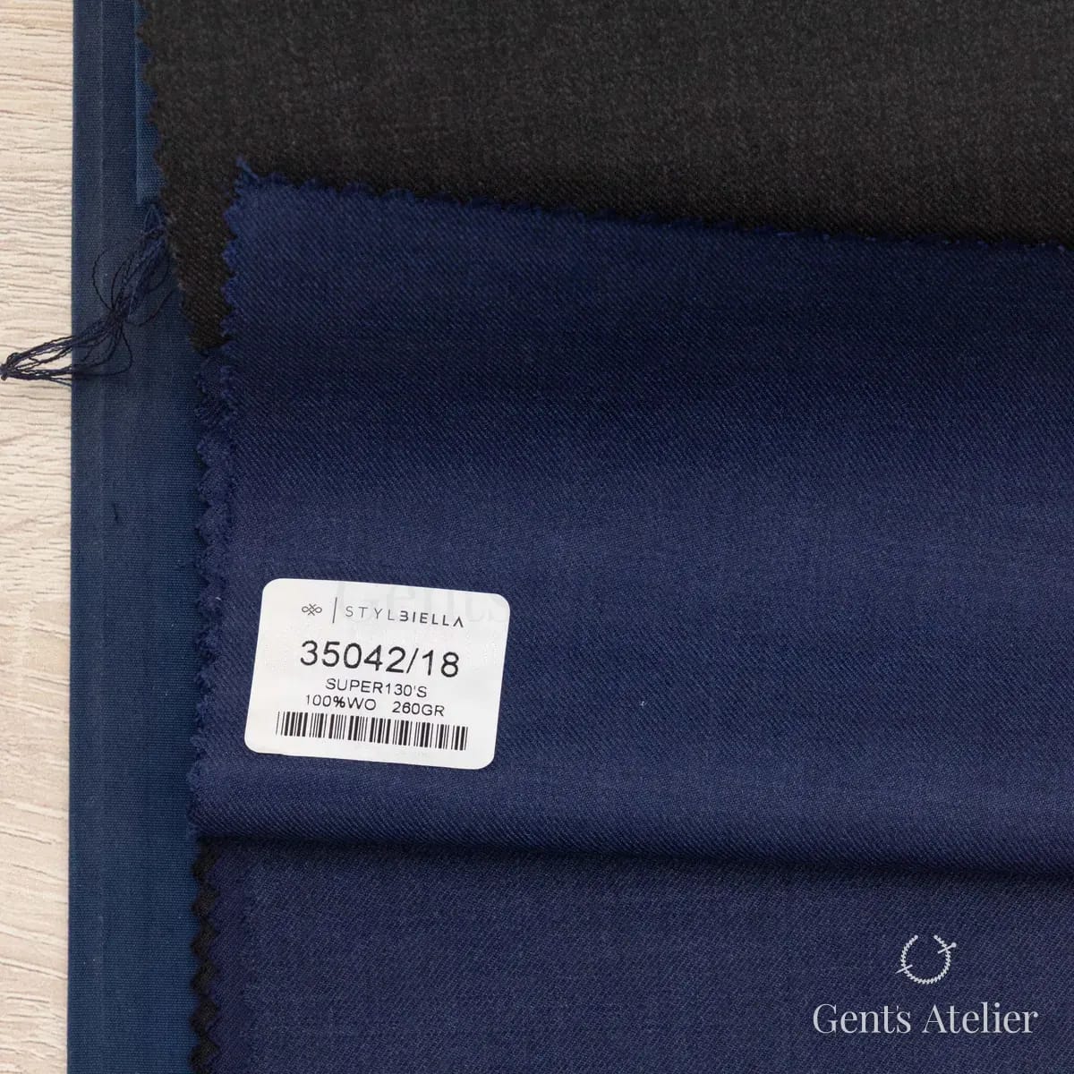 Образец ткани Stylbiella 35042/18 с этикеткой, тёмно-синий