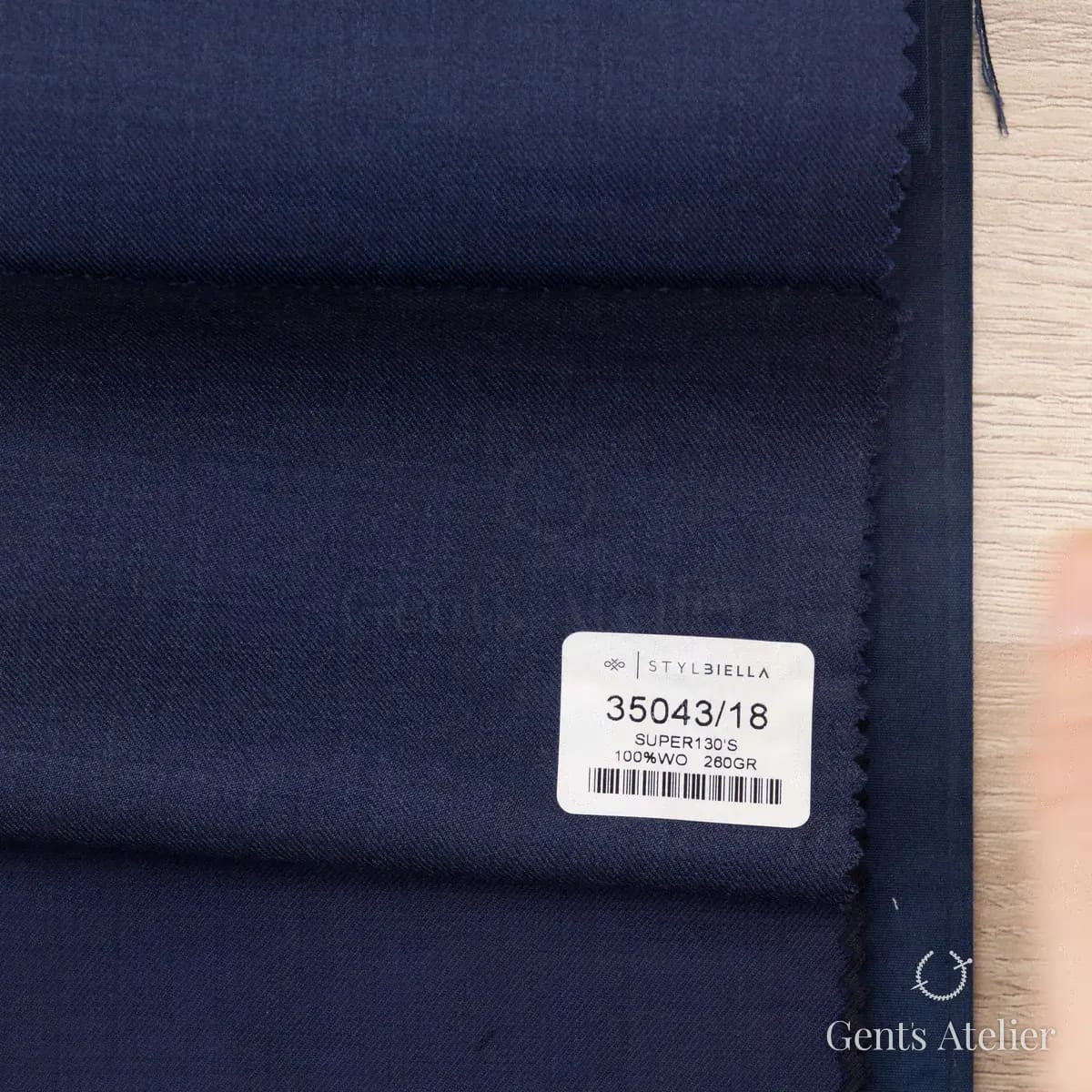 Образец ткани Stylbiella 35043/18 с этикеткой, тёмно-синий