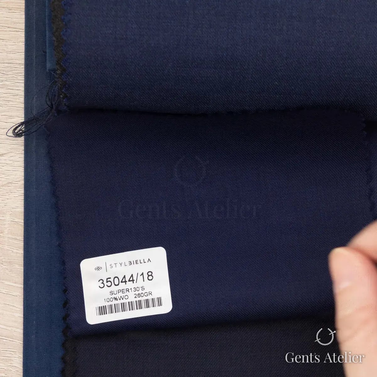 Образец ткани Stylbiella 35044/18 с этикеткой, тёмно-синий