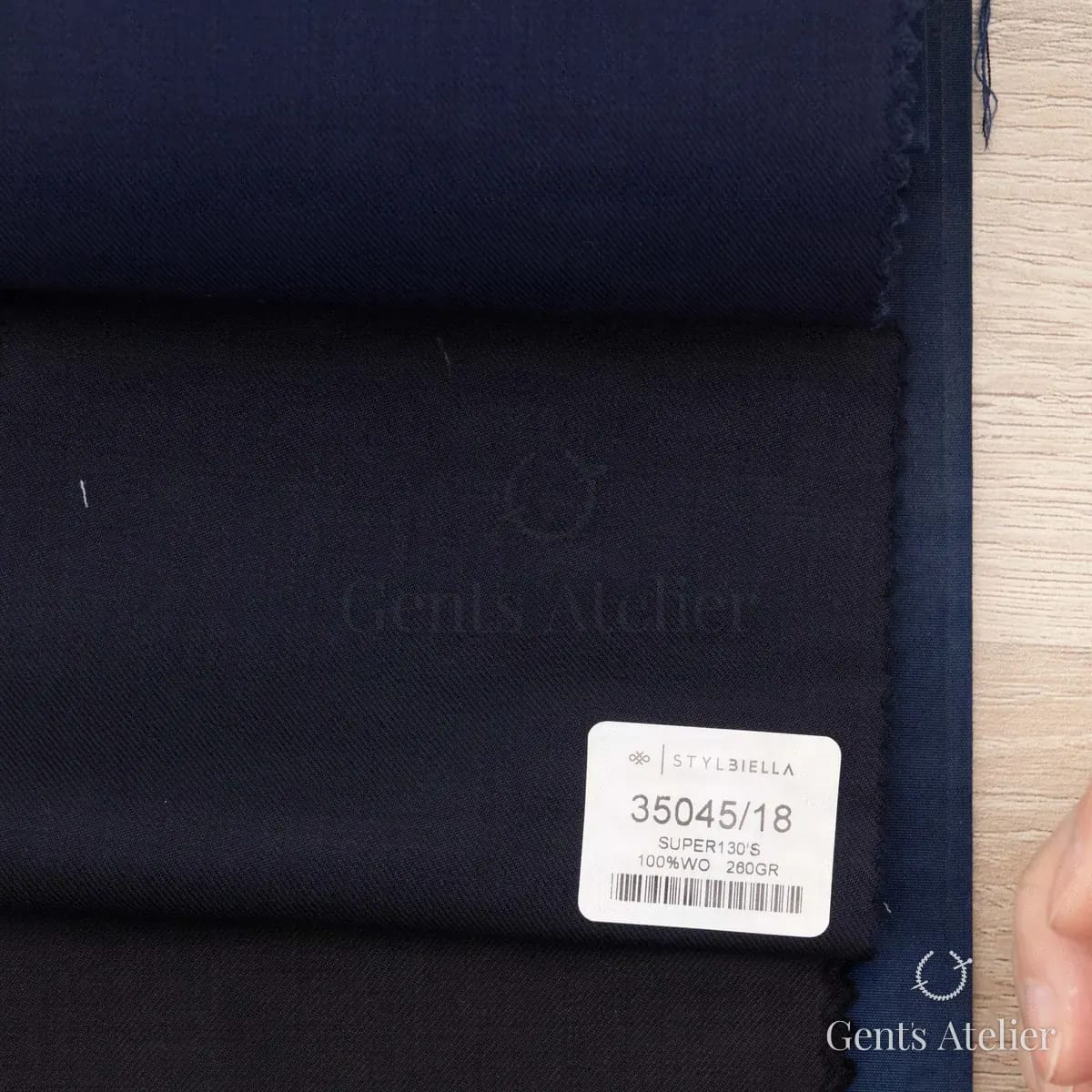 Образец ткани Stylbiella 35045/18 с этикеткой, тёмно-синий