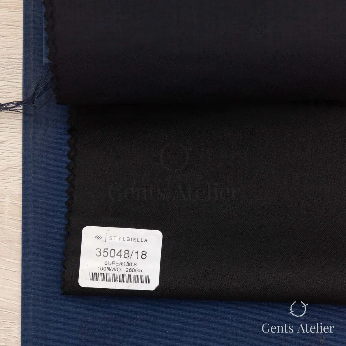 Образец ткани Stylbiella 35048/18 с этикеткой, чёрный