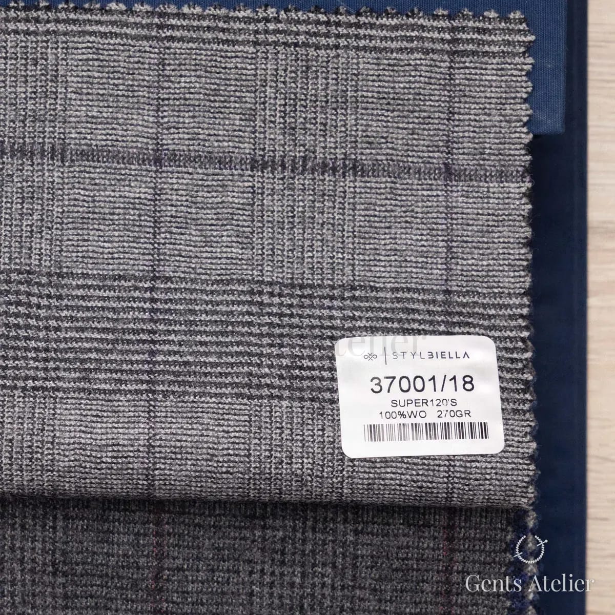 Образец ткани Stylbiella 37001/18 с этикеткой, светло-серый
