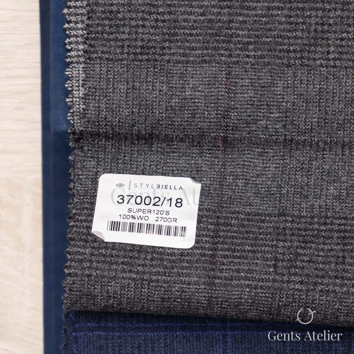 Образец ткани Stylbiella 37002/18 с этикеткой, тёмно-серый