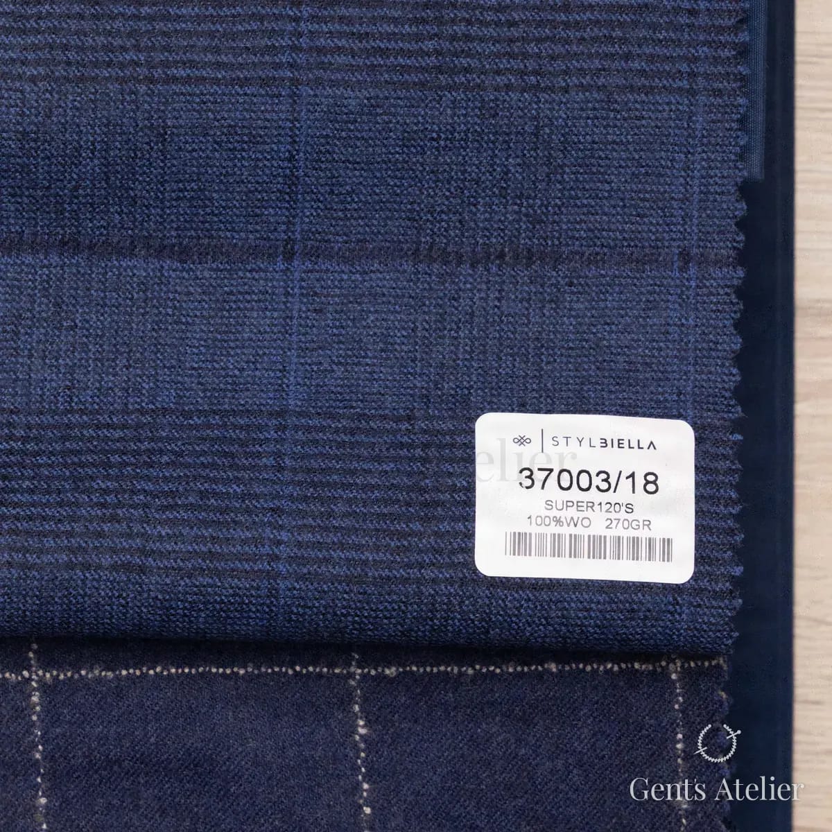 Образец ткани Stylbiella 37003/18 с этикеткой, тёмно-синий