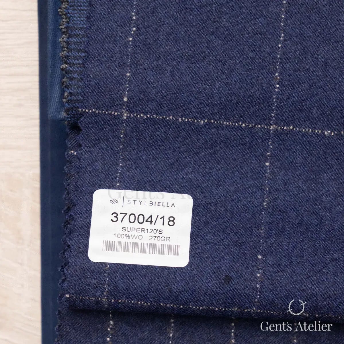 Образец ткани Stylbiella 37004/18 с этикеткой, тёмно-синий