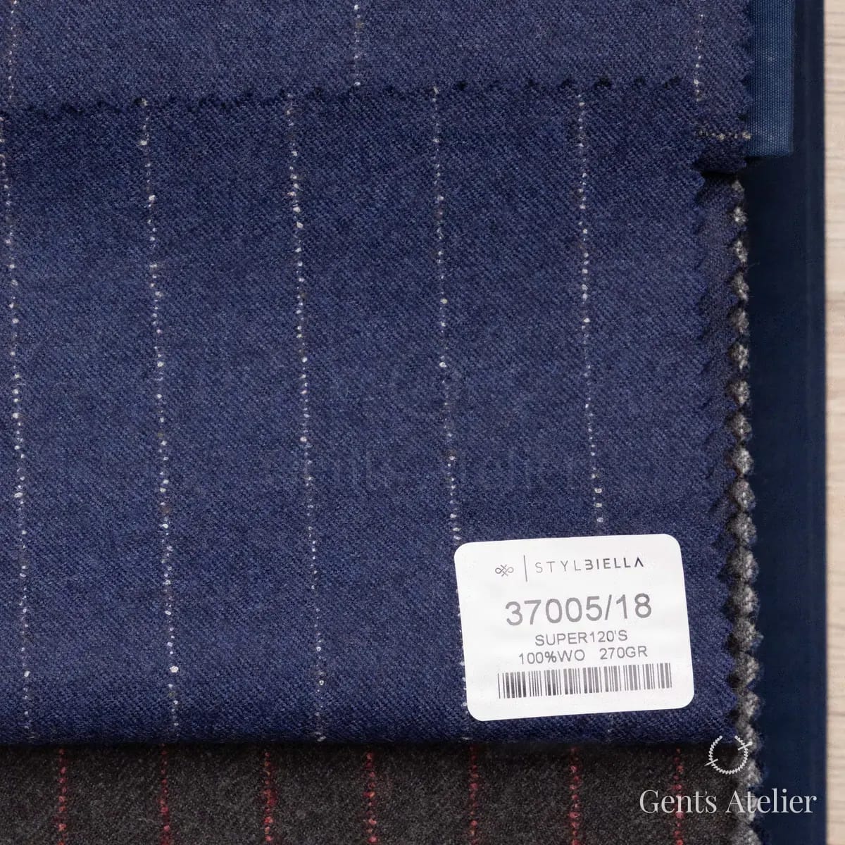 Образец ткани Stylbiella 37005/18 с этикеткой, тёмно-синий