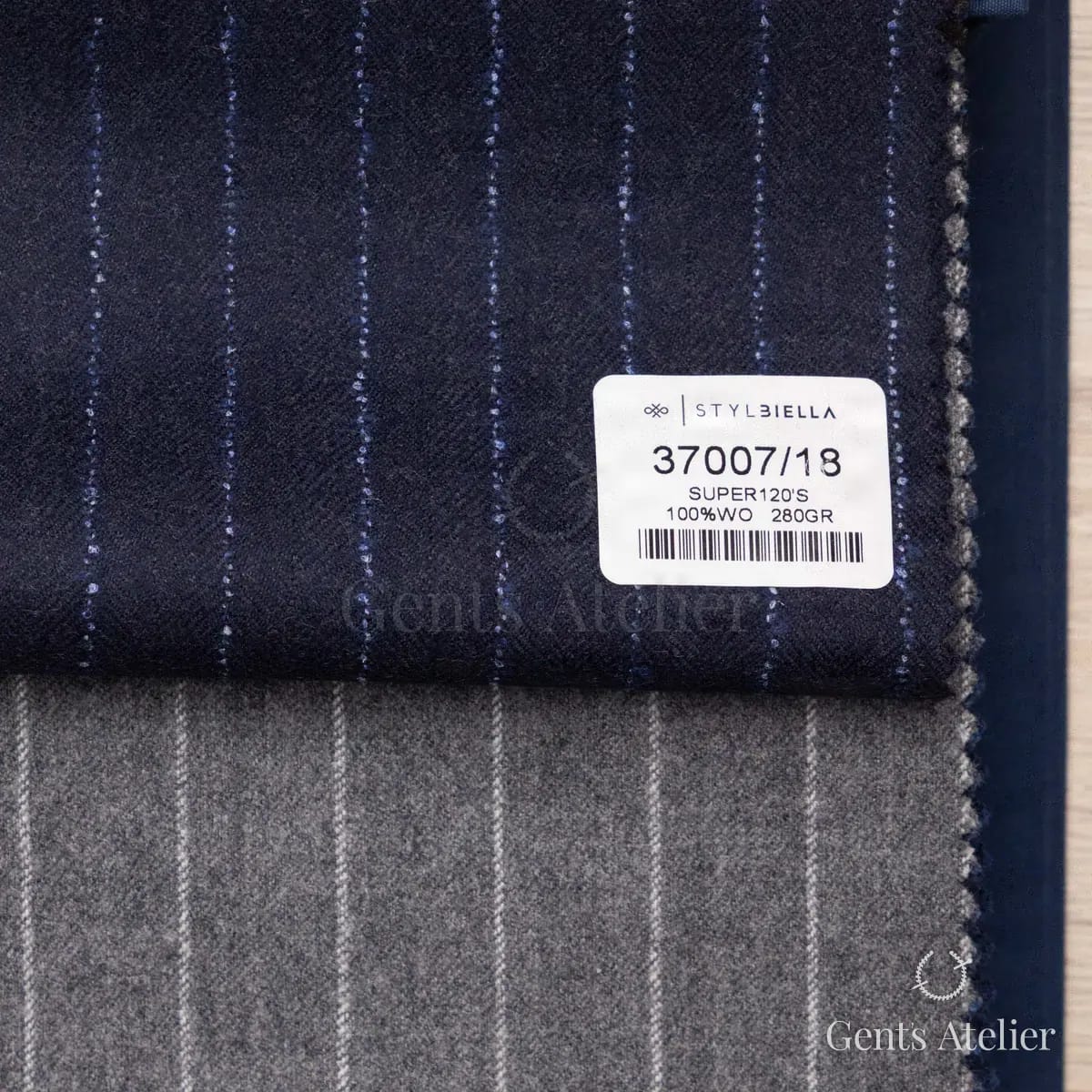 Образец ткани Stylbiella 37007/18 с этикеткой, тёмно-синий