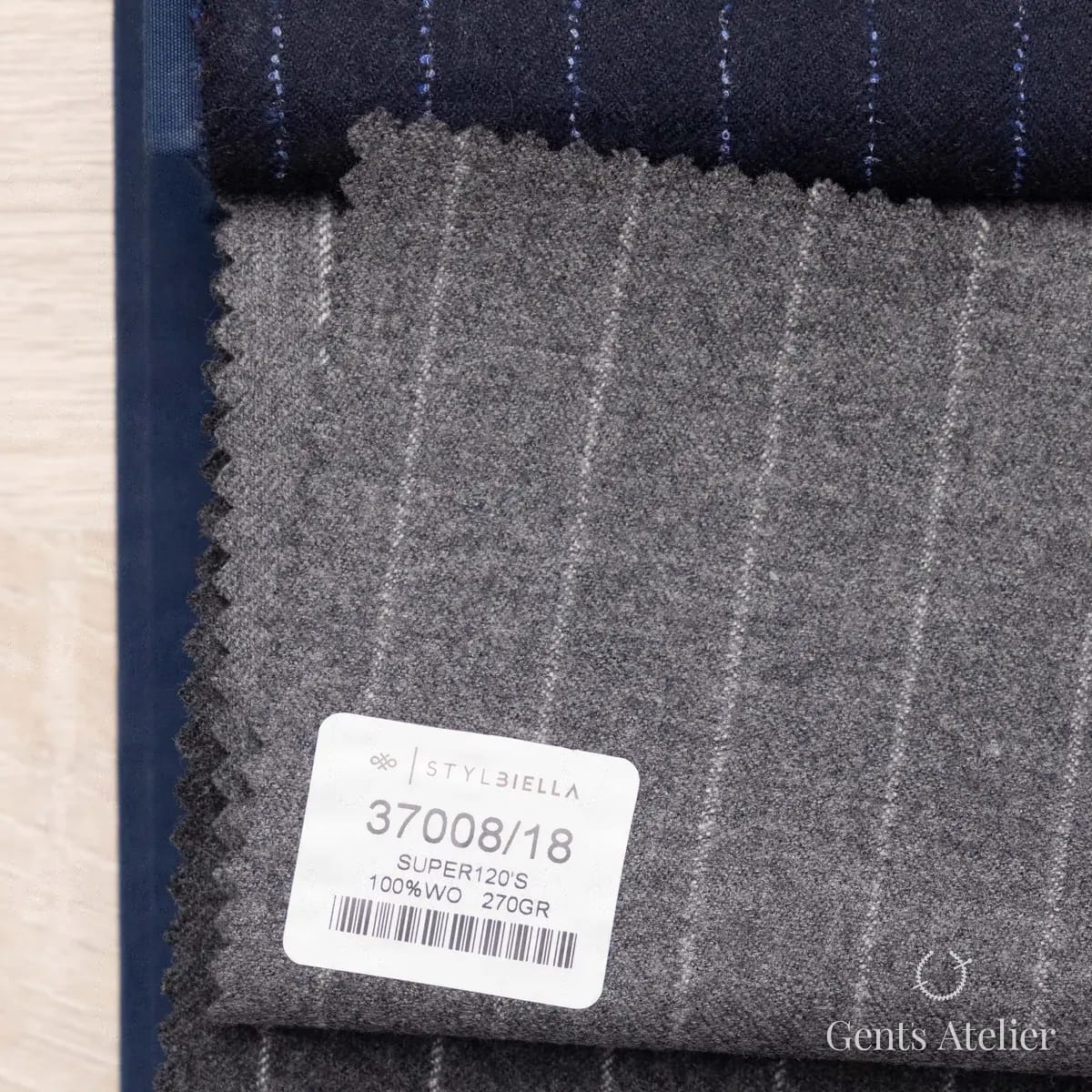 Образец ткани Stylbiella 37008/18 с этикеткой, серый